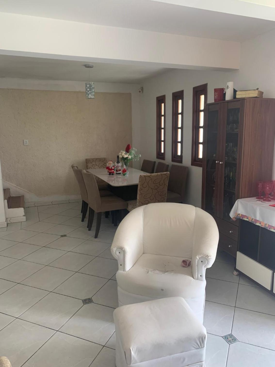 Casa com 4 quartos e piscina pra aproveitar