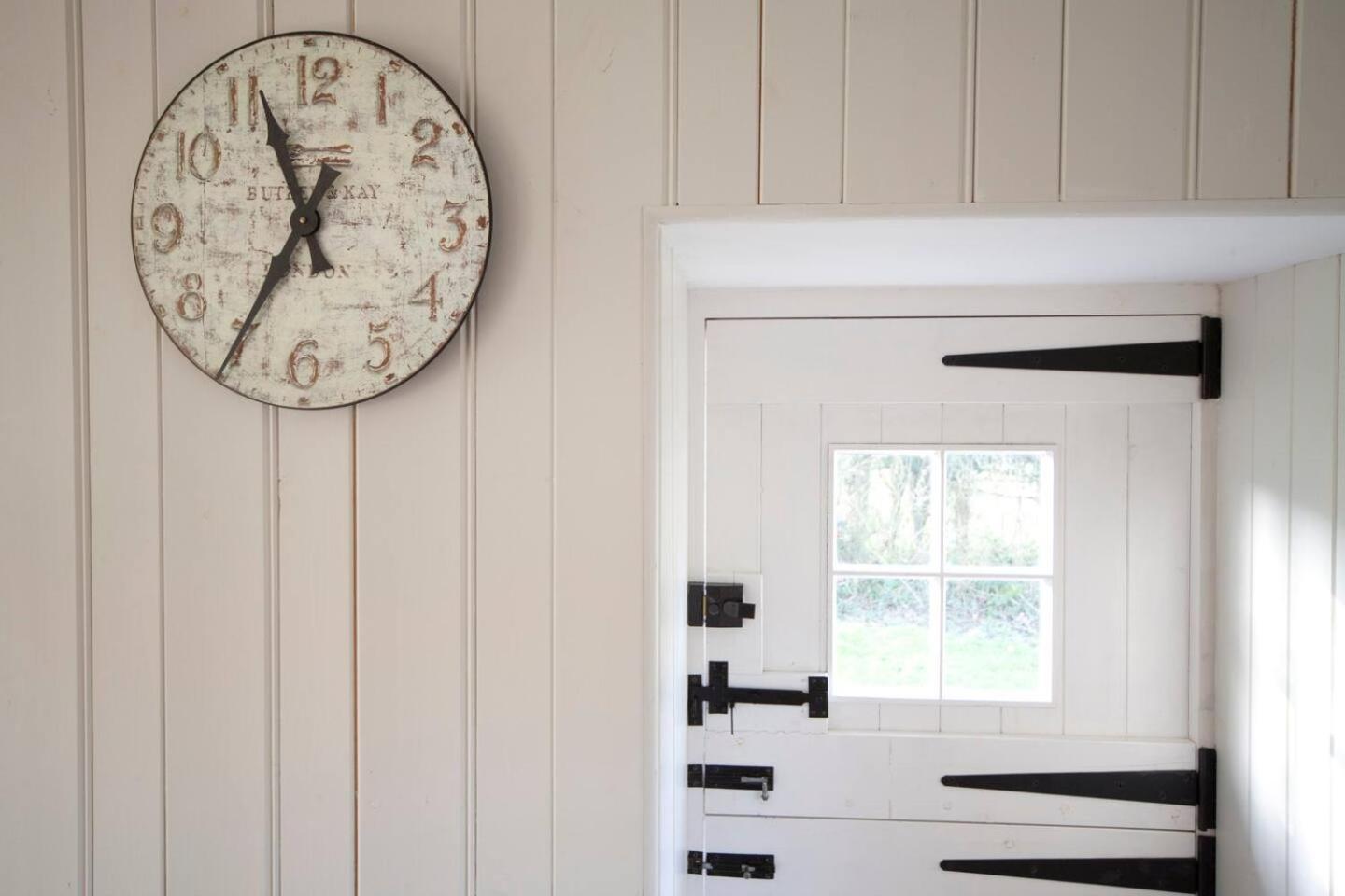 The Lodge: Adorable, Romantic Thatched Cottage