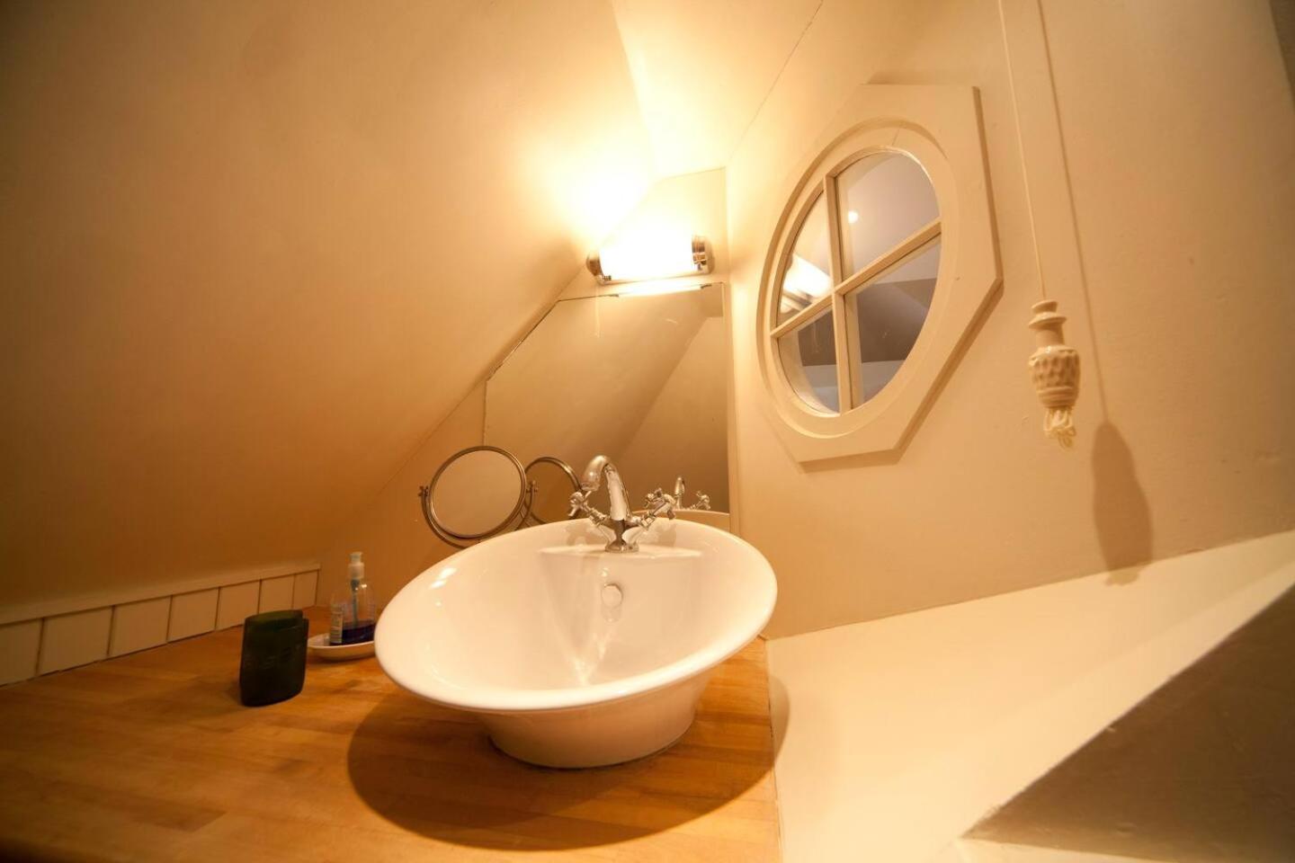 The Lodge: Adorable, Romantic Thatched Cottage