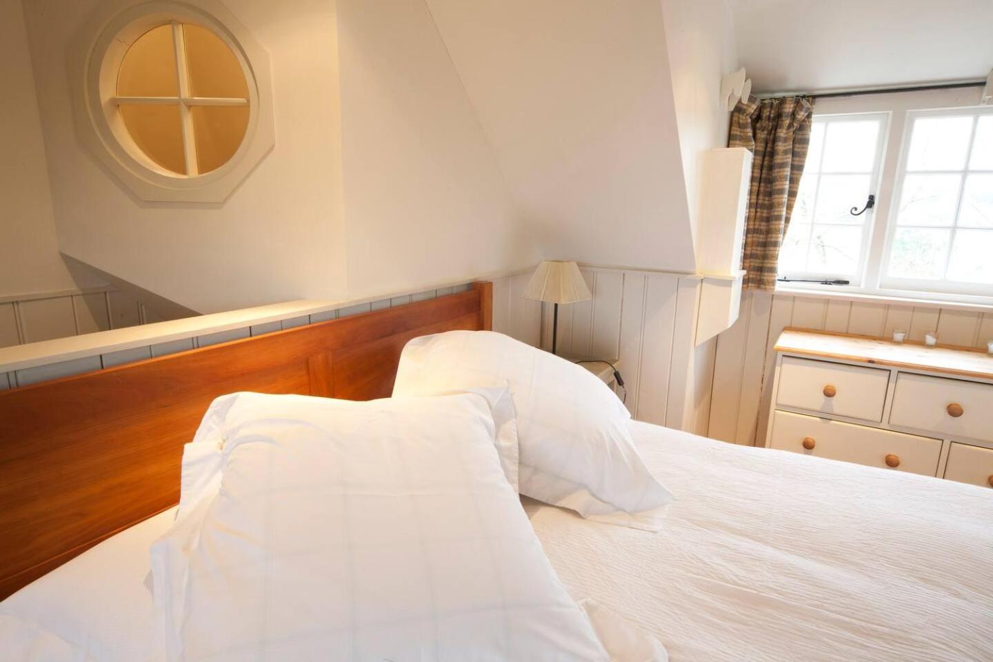 The Lodge: Adorable, Romantic Thatched Cottage
