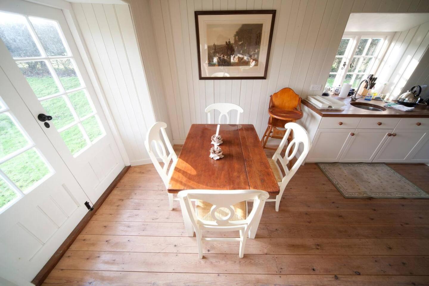 The Lodge: Adorable, Romantic Thatched Cottage