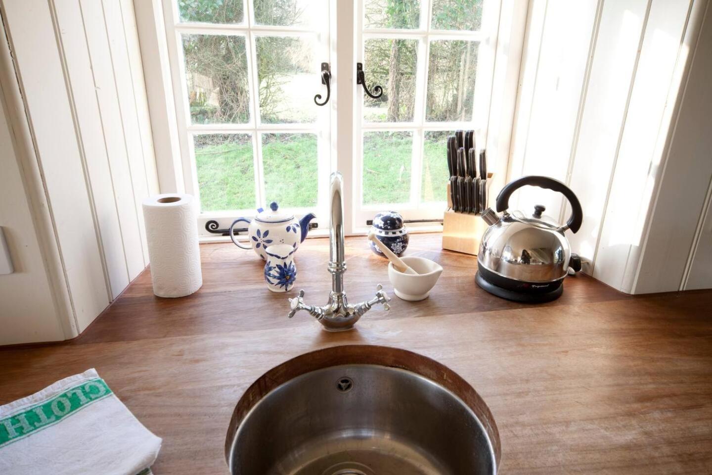 The Lodge: Adorable, Romantic Thatched Cottage