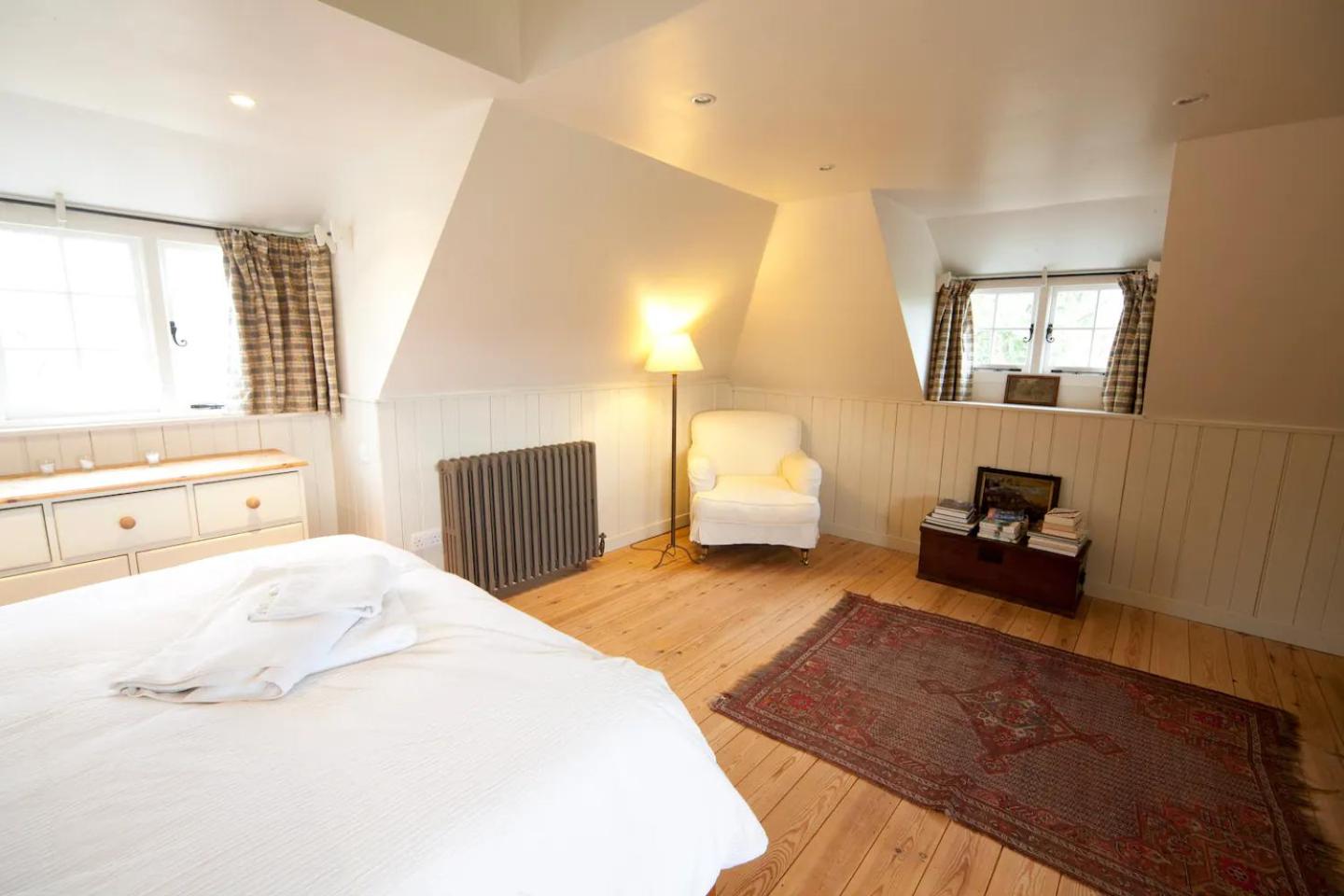 The Lodge: Adorable, Romantic Thatched Cottage