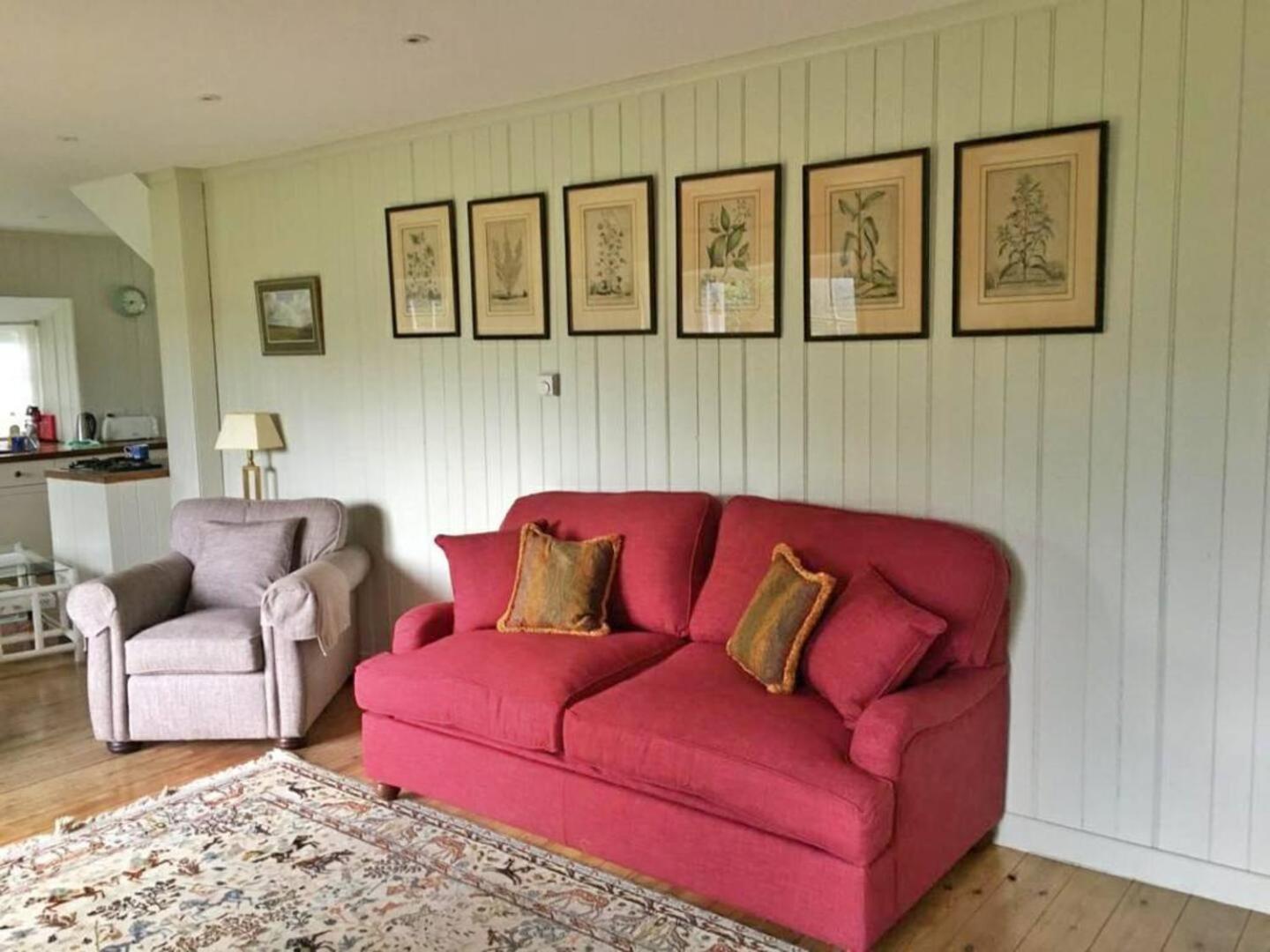 The Lodge: Adorable, Romantic Thatched Cottage