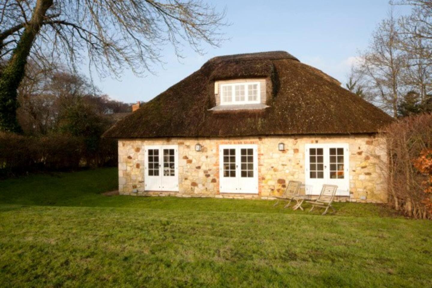 The Lodge: Adorable, Romantic Thatched Cottage
