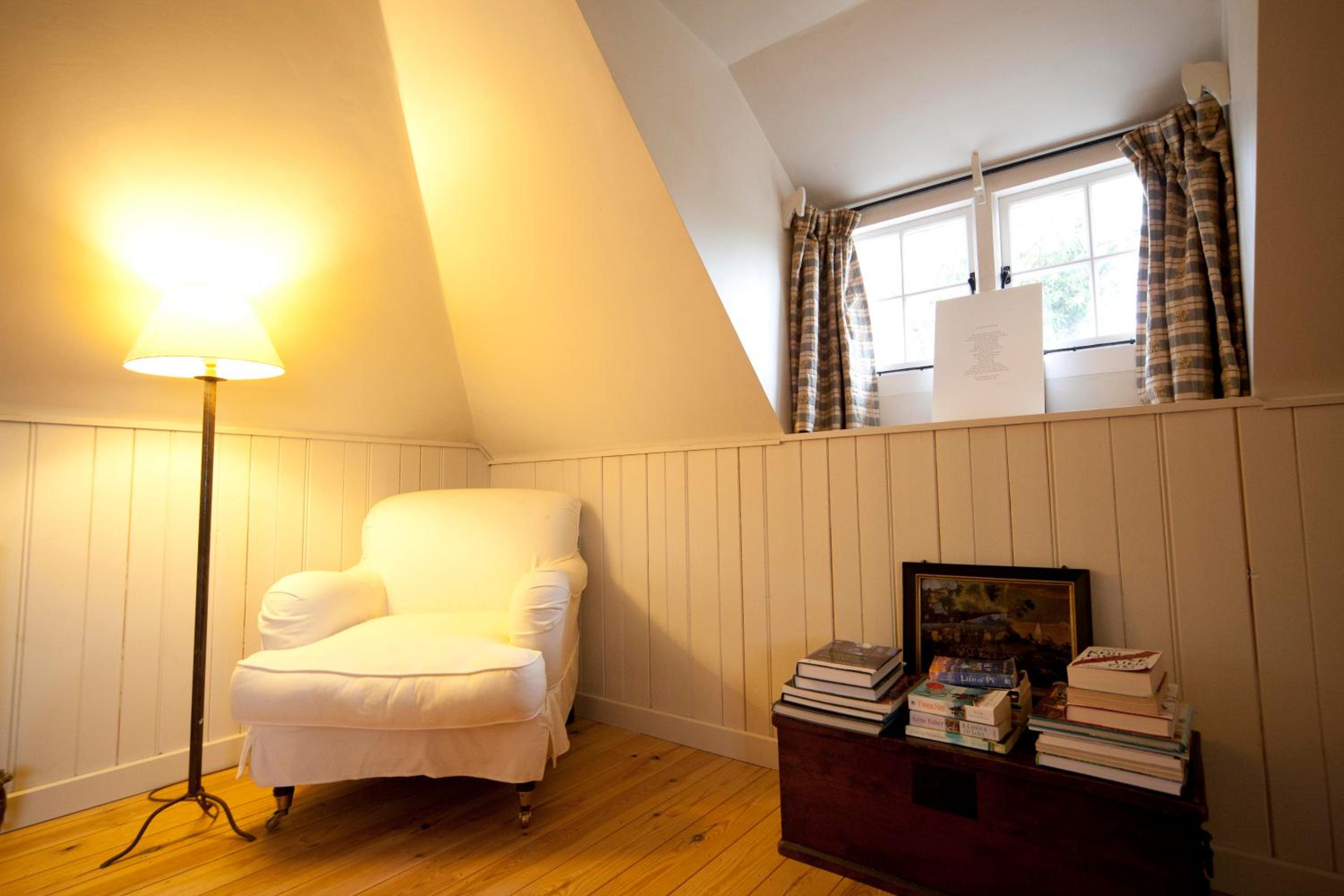 The Lodge: Adorable, Romantic Thatched Cottage