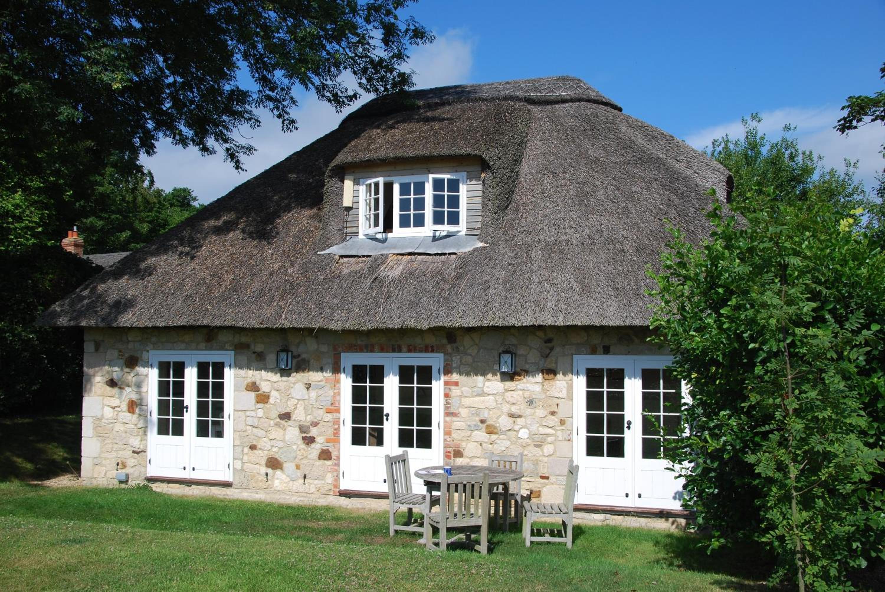 The Lodge: Adorable, Romantic Thatched Cottage