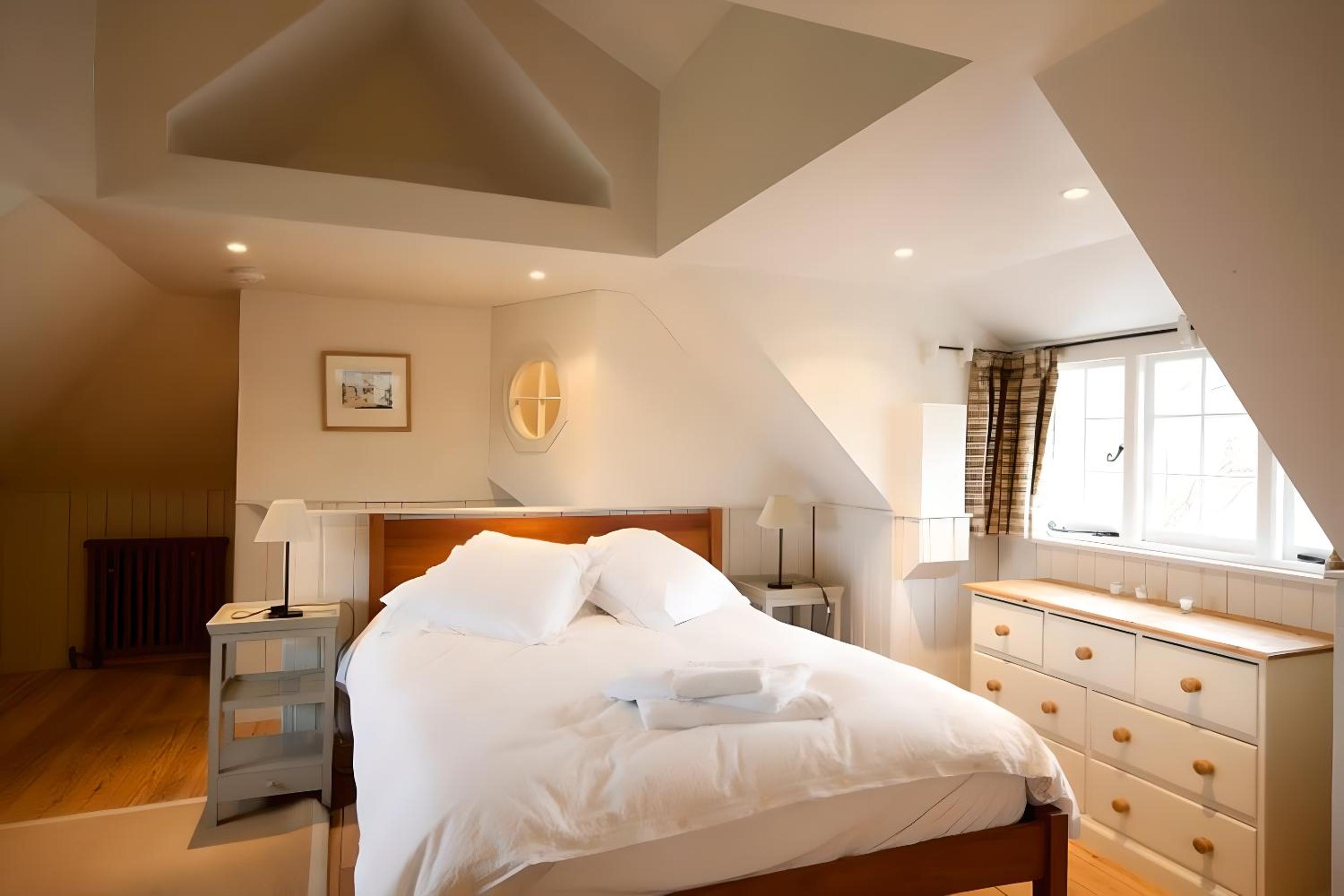 The Lodge: Adorable, Romantic Thatched Cottage