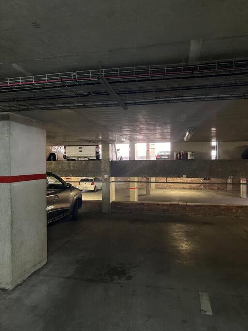 Bachelor apartment in Cape Town view 4