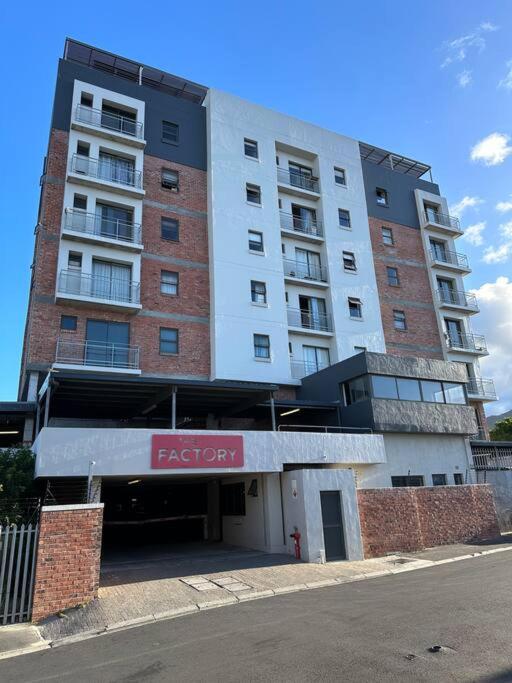 Bachelor apartment in Cape Town view 5