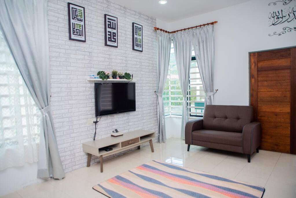 CikJah Guest House SEMI-D photo 1