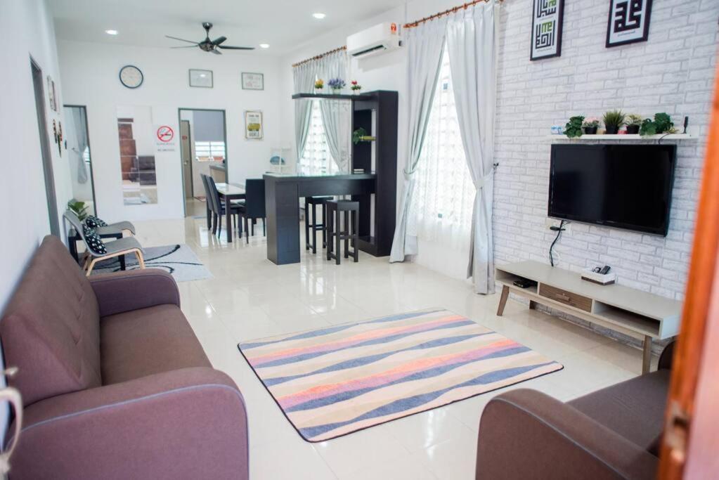 CikJah Guest House SEMI-D photo 6