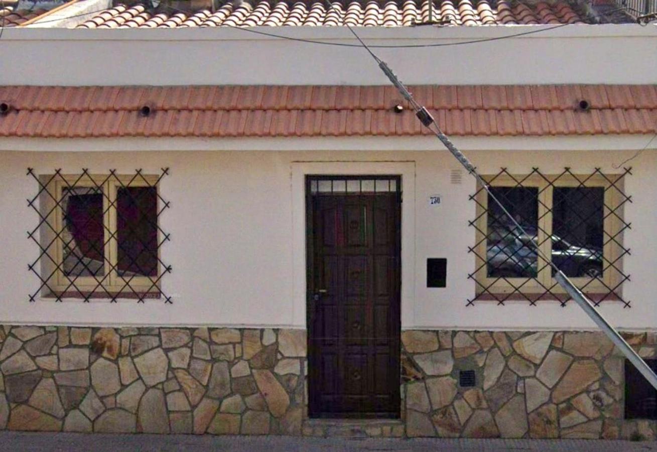 La puerta roja -casa pequeña en Salta-
