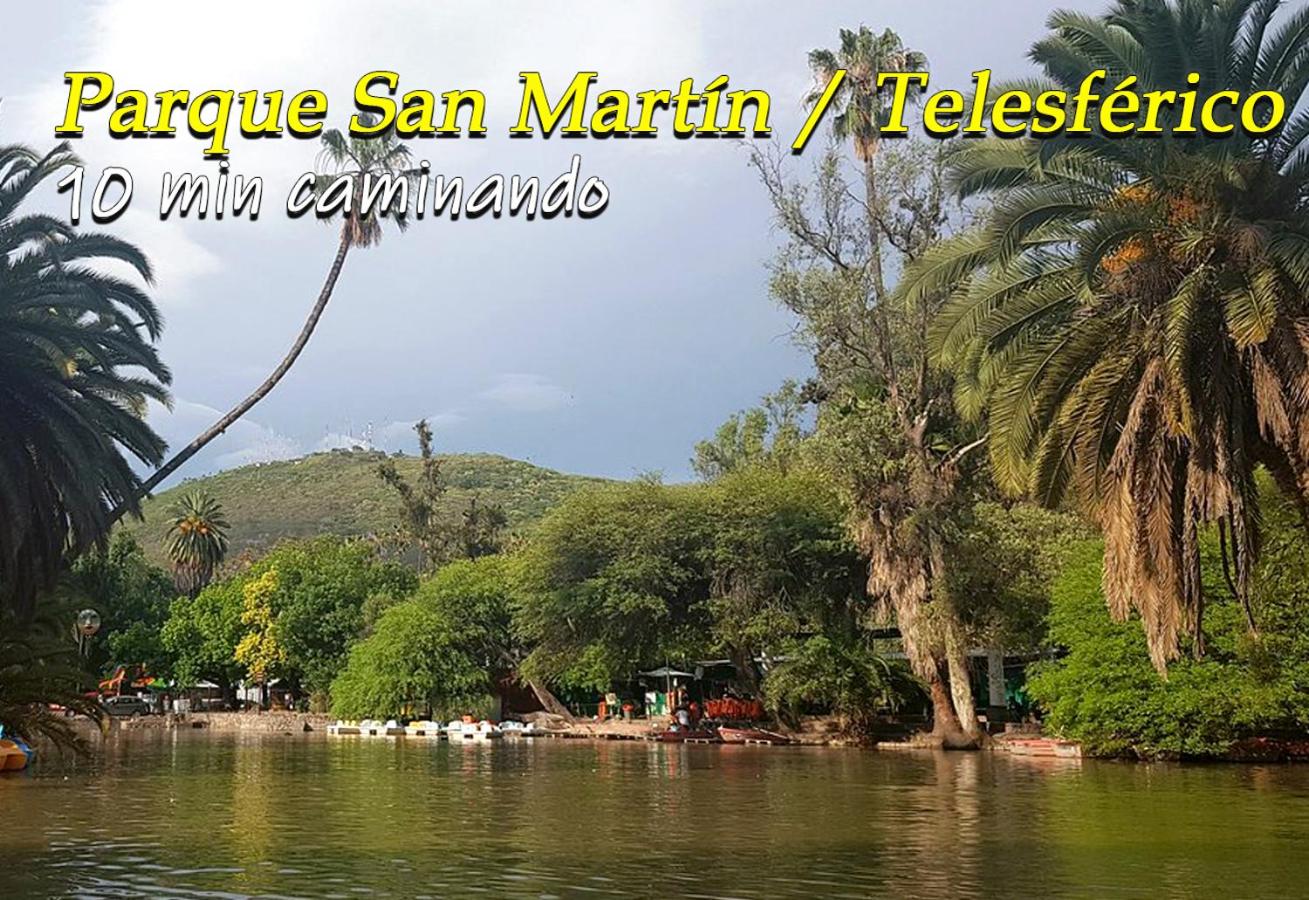 La puerta roja -casa pequeña en Salta-