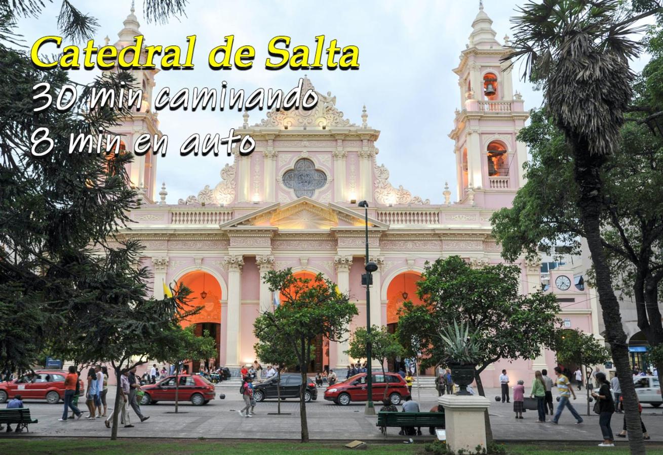 La puerta roja -casa pequeña en Salta-