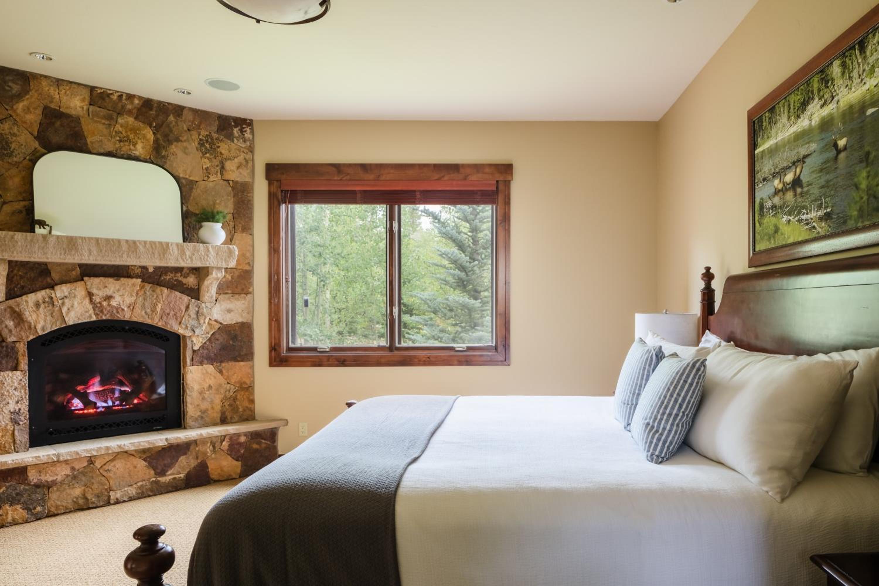 Peak 8 by AvantStay Spacious Modern Cabin w Hot Tub Views
