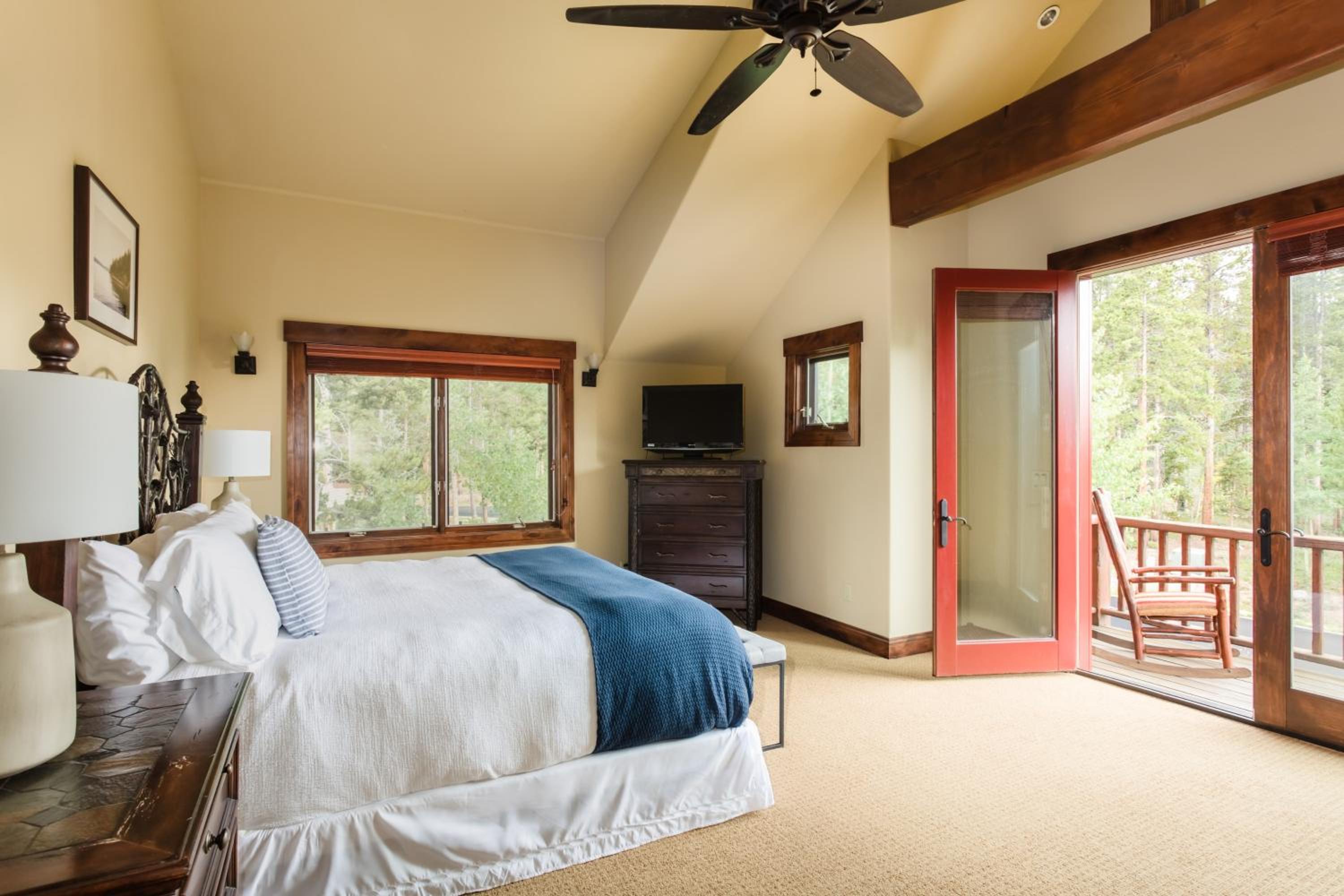 Peak 8 by AvantStay Spacious Modern Cabin w Hot Tub Views