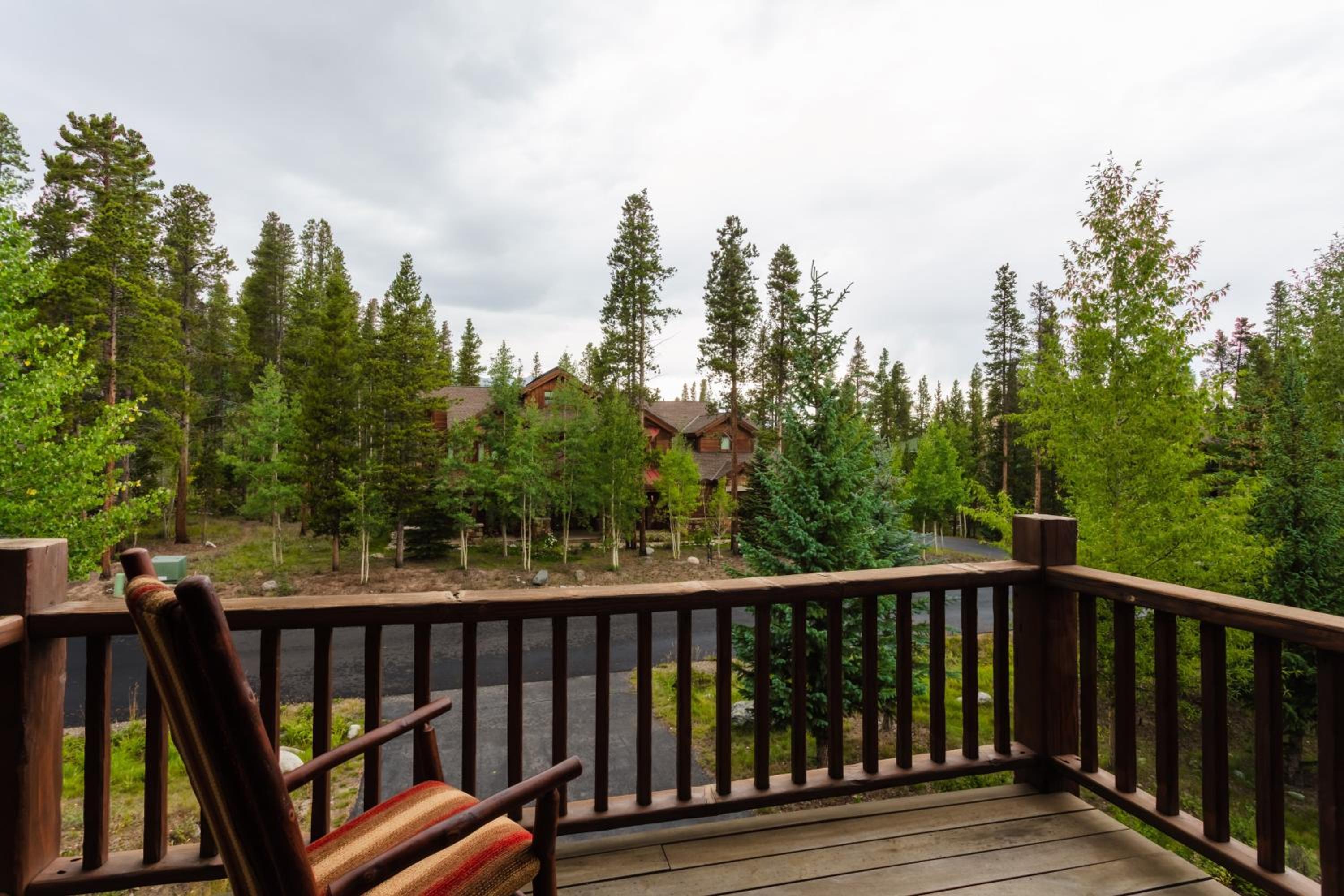 Peak 8 by AvantStay Spacious Modern Cabin w Hot Tub Views