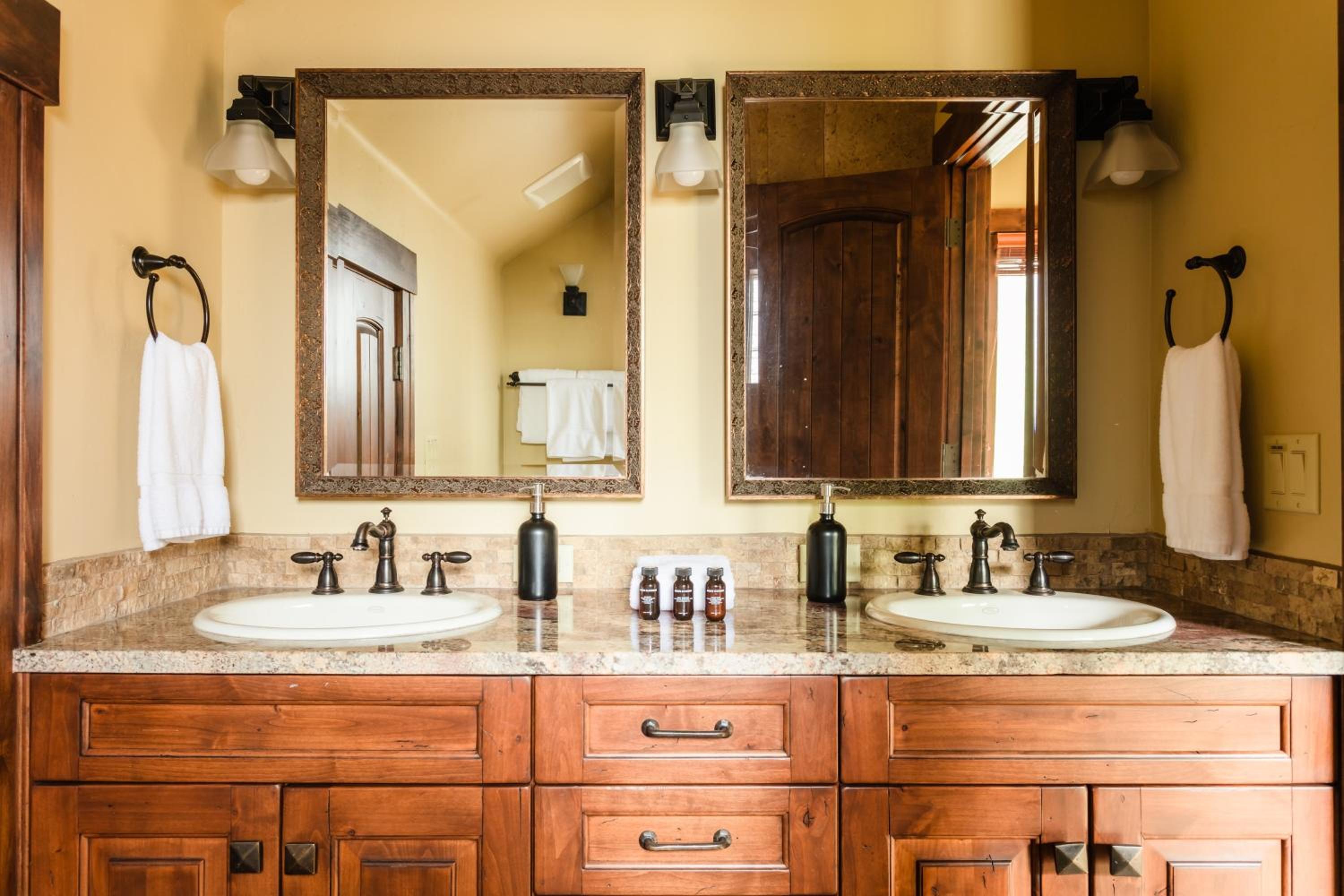 Peak 8 by AvantStay Spacious Modern Cabin w Hot Tub Views