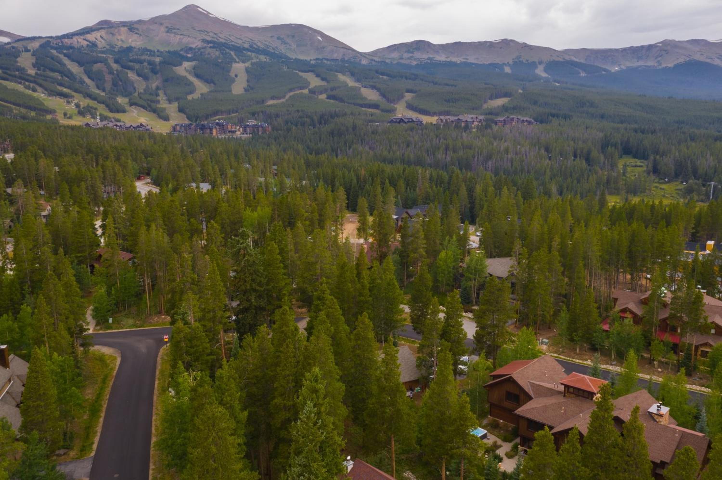 Peak 8 by AvantStay Spacious Modern Cabin w Hot Tub Views