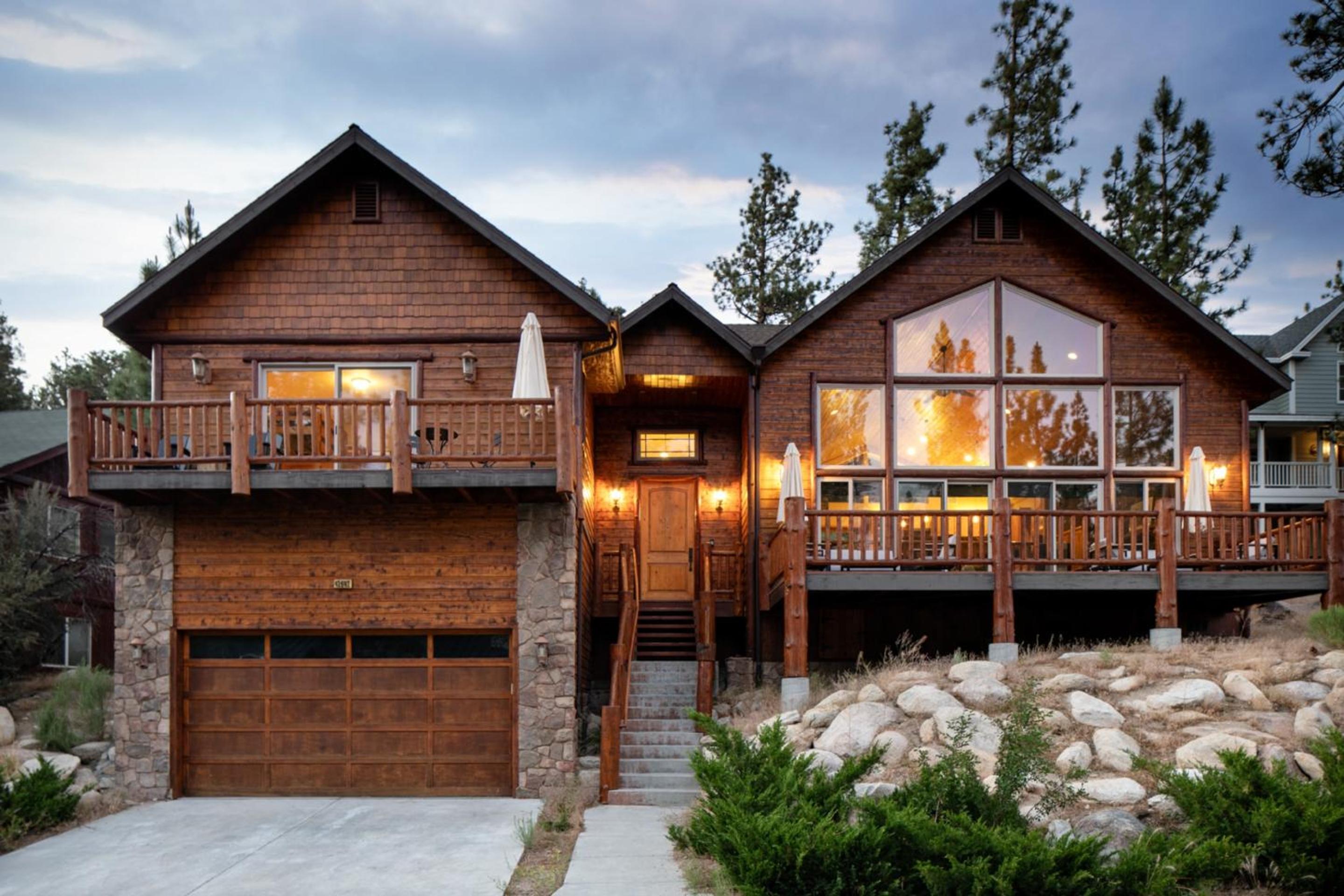Bernard by AvantStay Luxurious Cabin in Big Bear w Hot Tub Pool Table