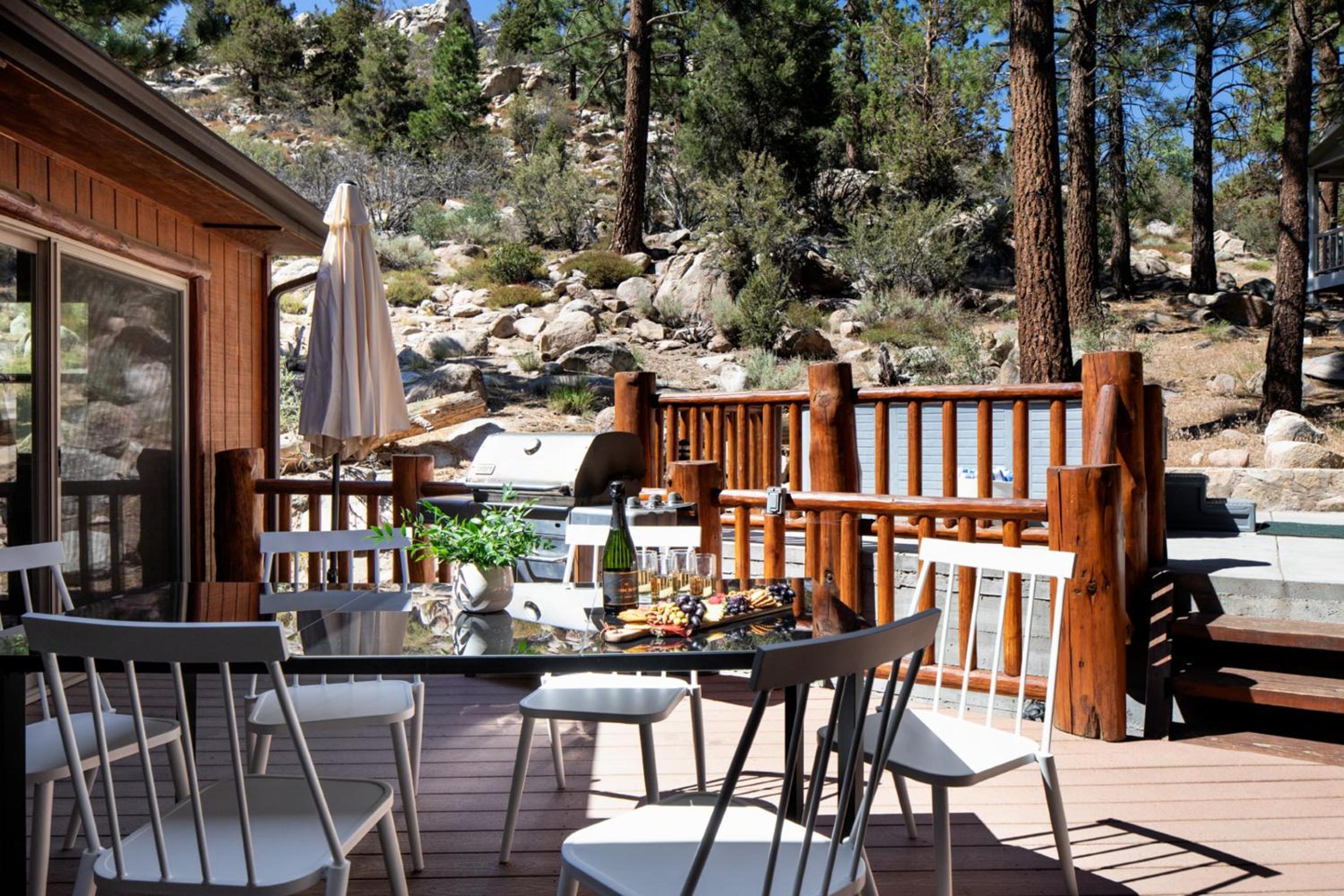 Bernard by AvantStay Luxurious Cabin in Big Bear w Hot Tub Pool Table