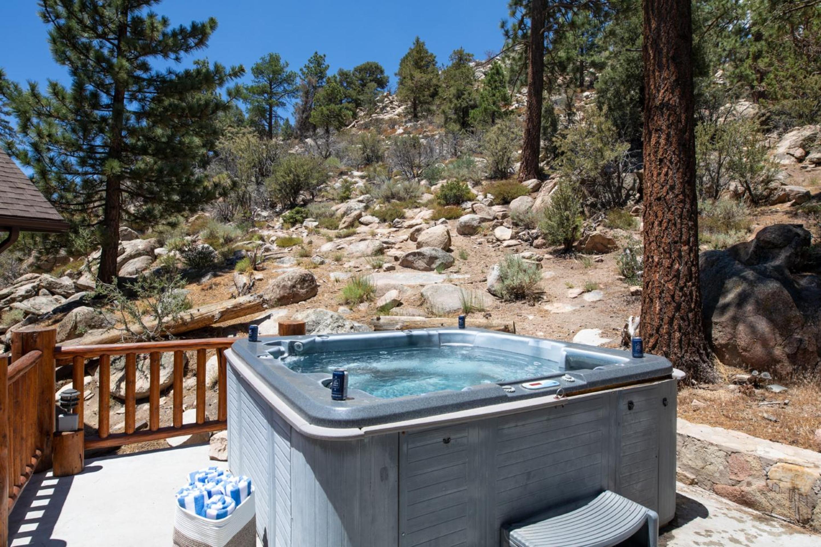 Bernard by AvantStay Luxurious Cabin in Big Bear w Hot Tub Pool Table