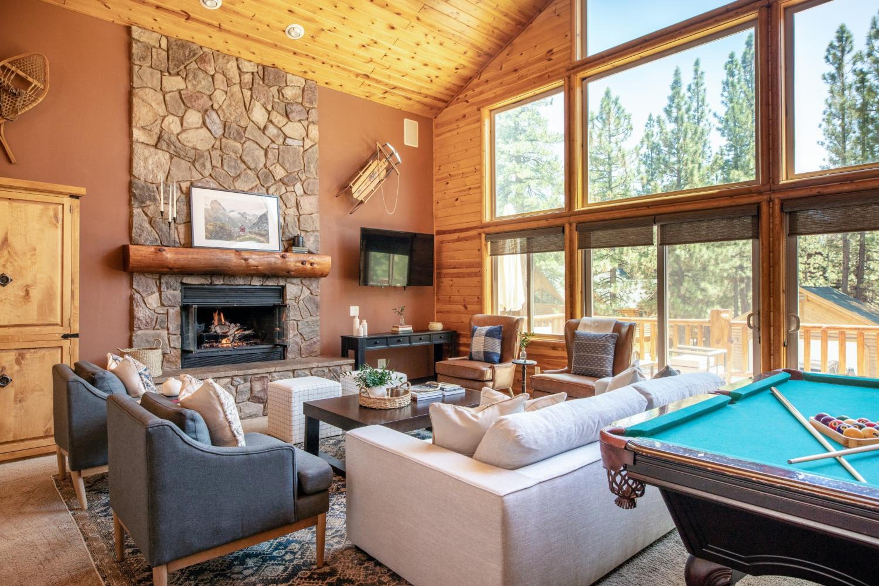 Bernard by AvantStay Luxurious Cabin in Big Bear w Hot Tub Pool Table