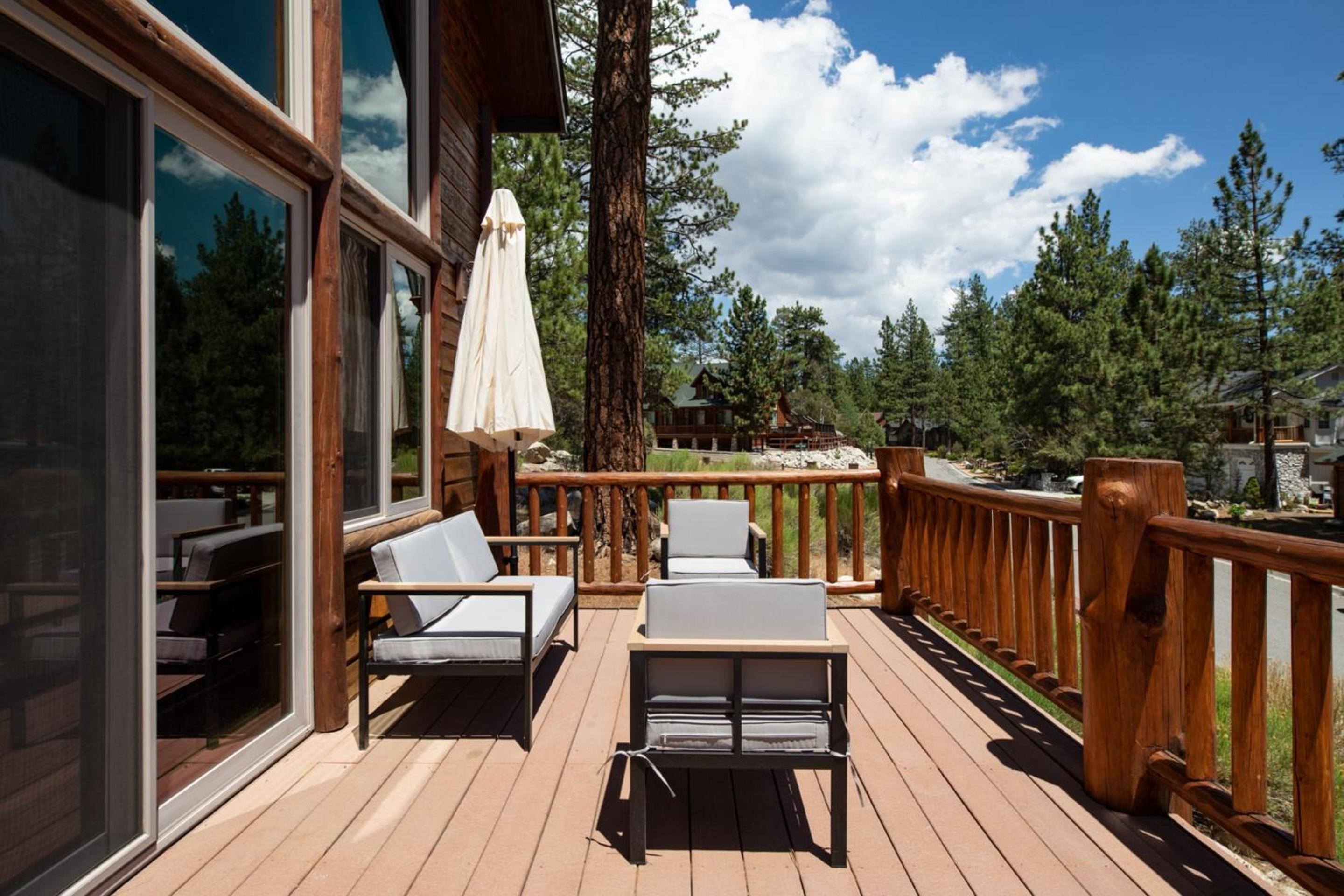 Bernard by AvantStay Luxurious Cabin in Big Bear w Hot Tub Pool Table