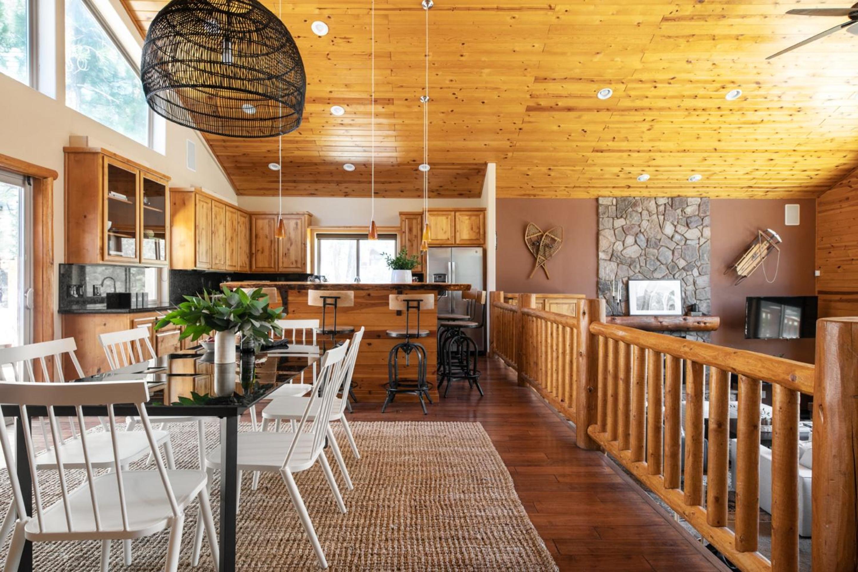 Bernard by AvantStay Luxurious Cabin in Big Bear w Hot Tub Pool Table