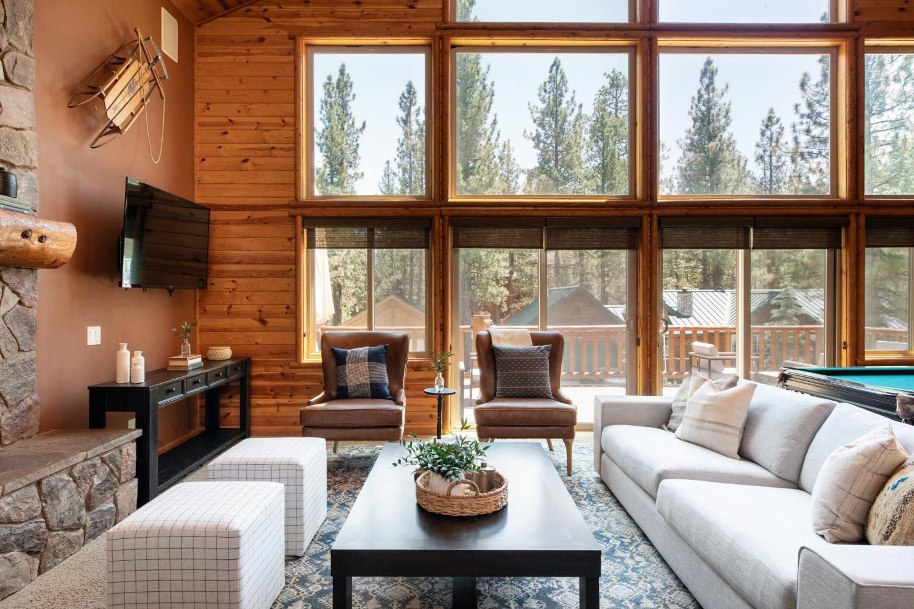 Bernard by AvantStay Luxurious Cabin in Big Bear w Hot Tub Pool Table