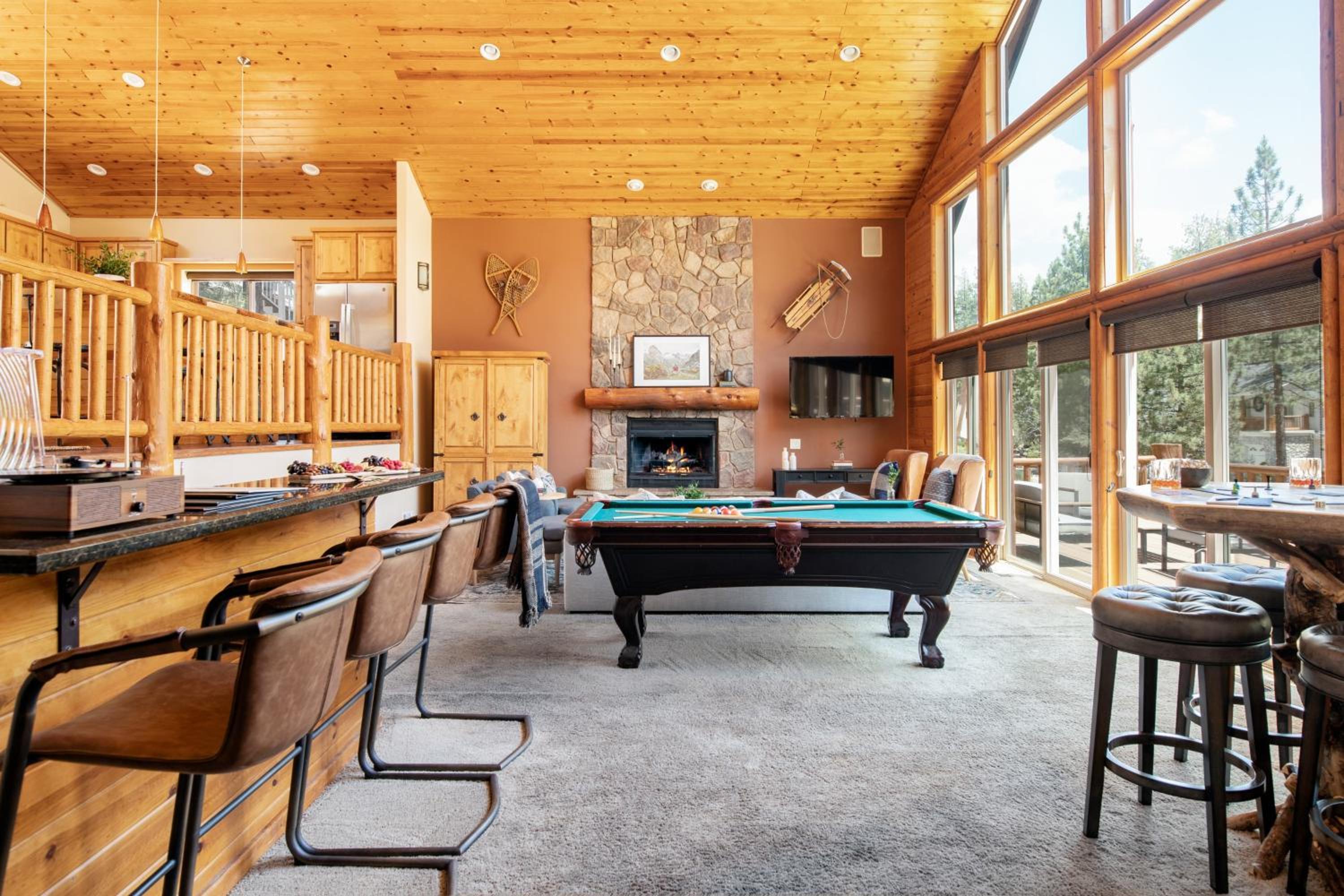 Bernard by AvantStay Luxurious Cabin in Big Bear w Hot Tub Pool Table
