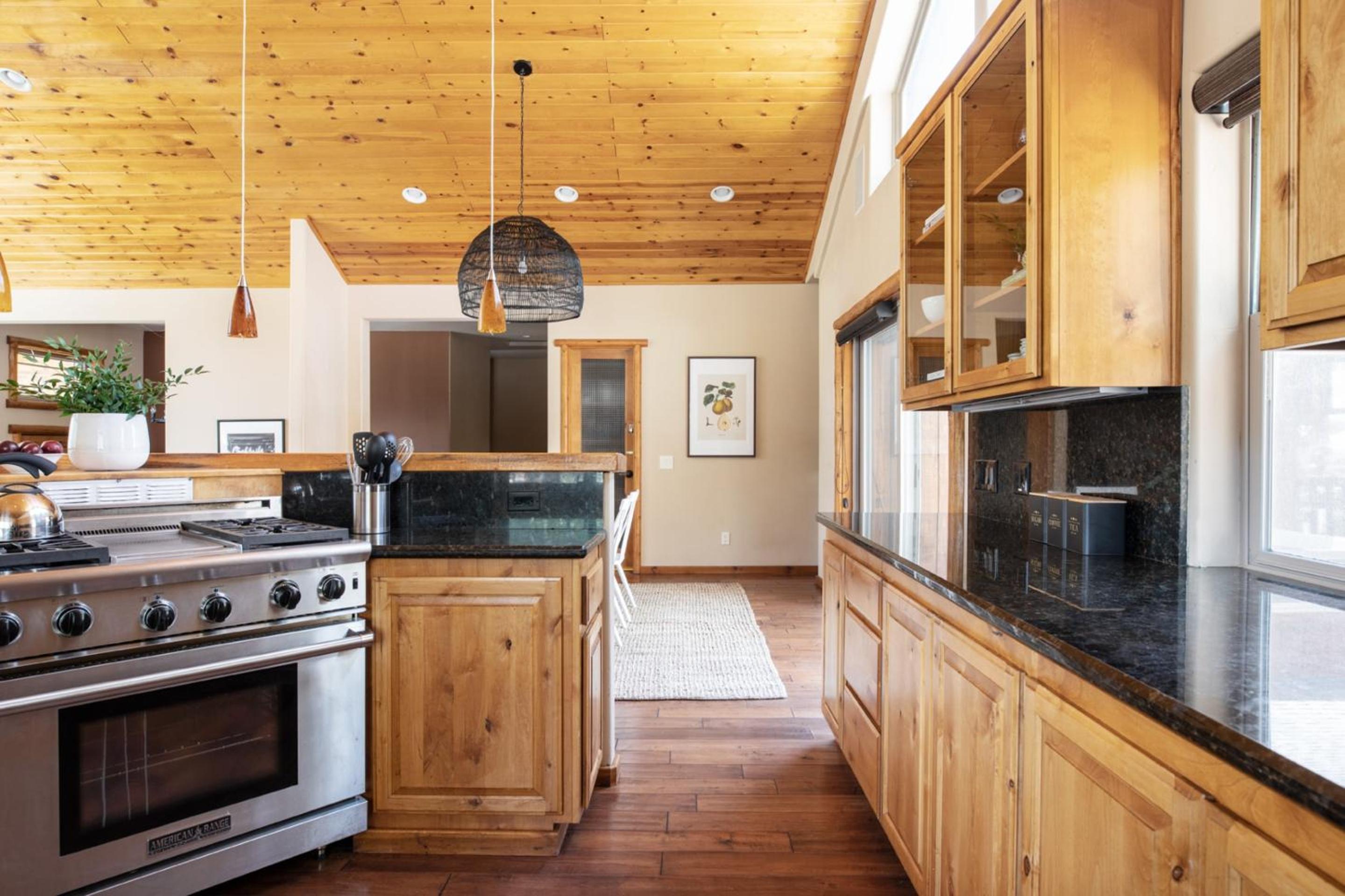 Bernard by AvantStay Luxurious Cabin in Big Bear w Hot Tub Pool Table