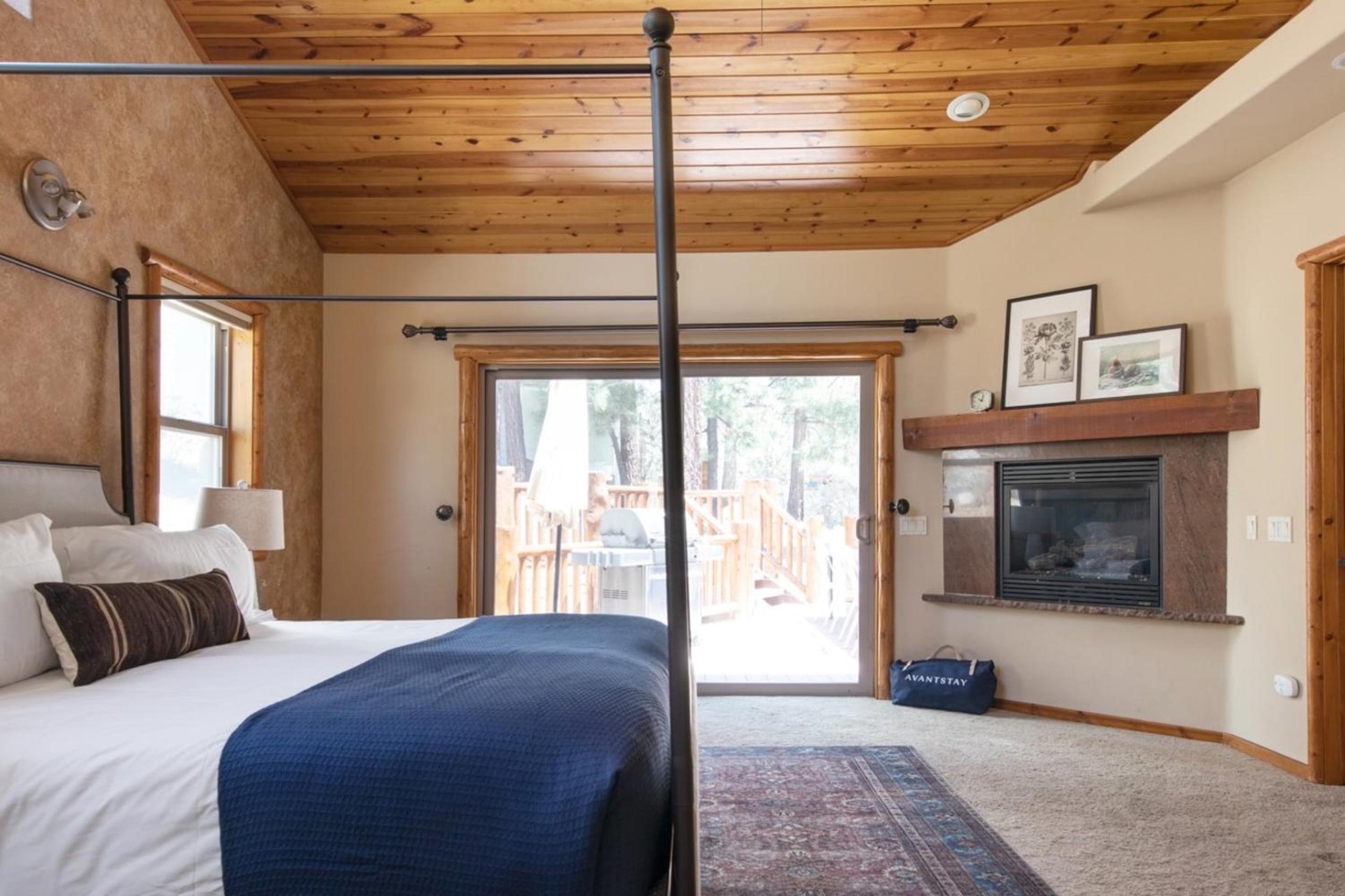 Bernard by AvantStay Luxurious Cabin in Big Bear w Hot Tub Pool Table