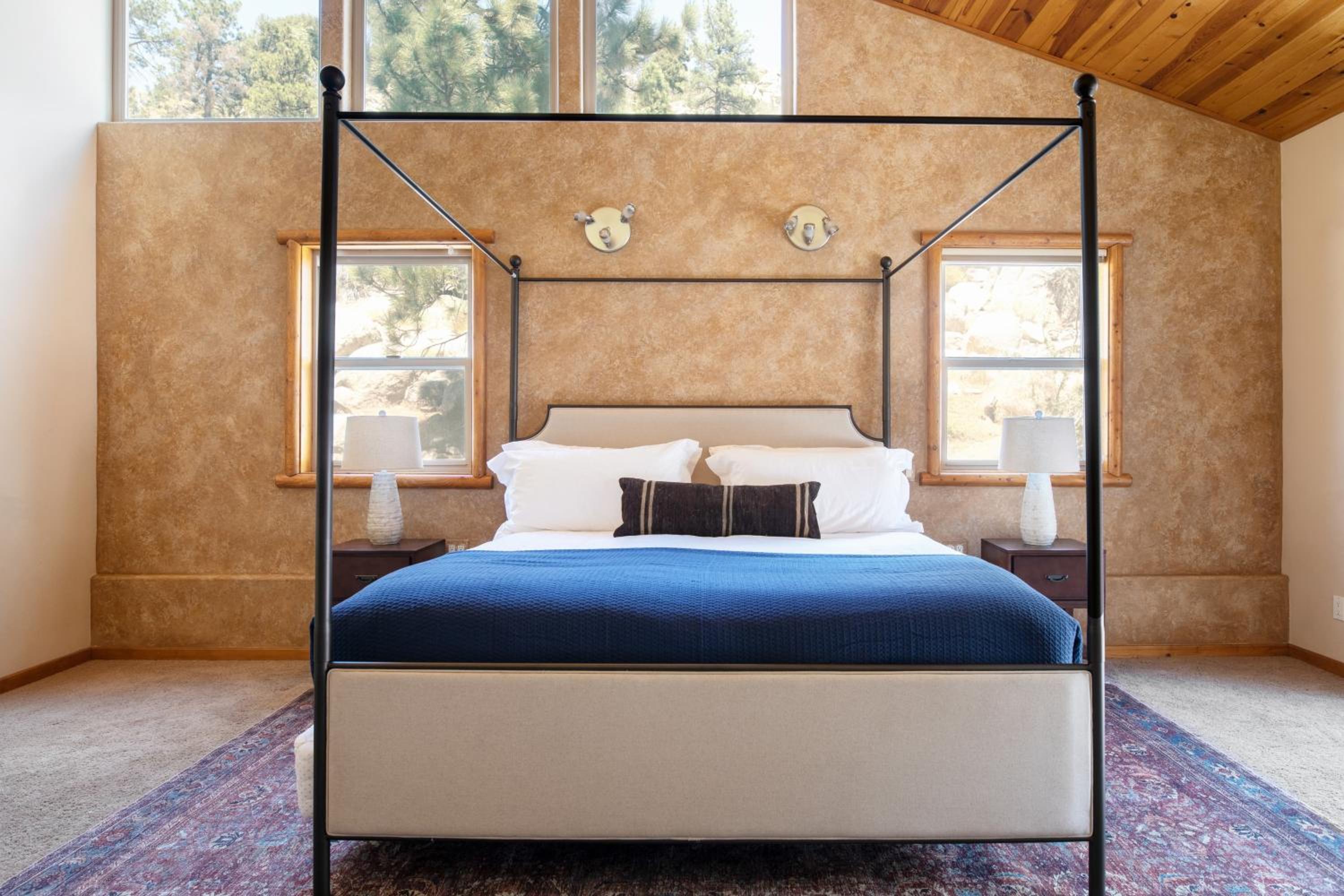 Bernard by AvantStay Luxurious Cabin in Big Bear w Hot Tub Pool Table