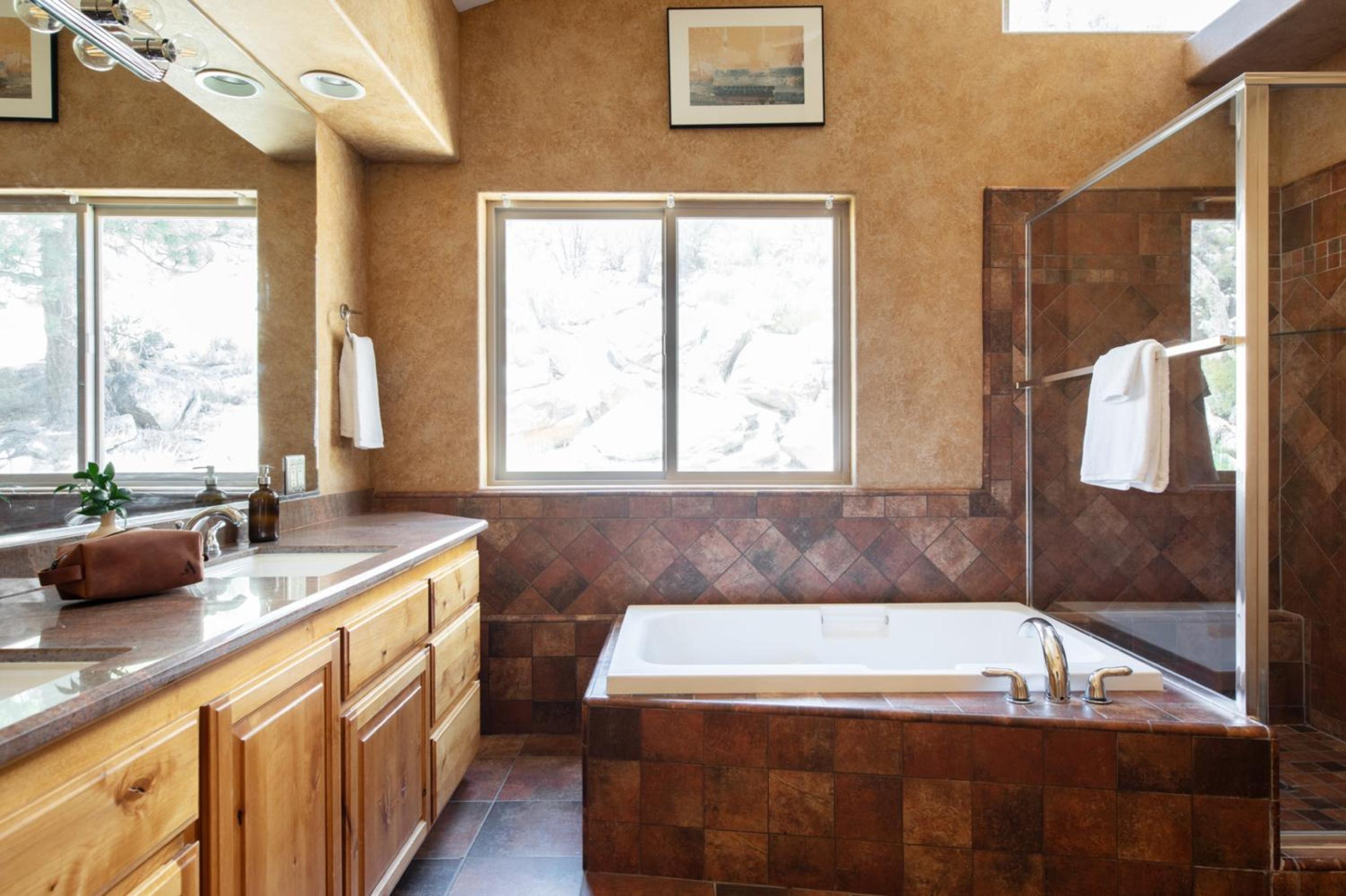 Bernard by AvantStay Luxurious Cabin in Big Bear w Hot Tub Pool Table