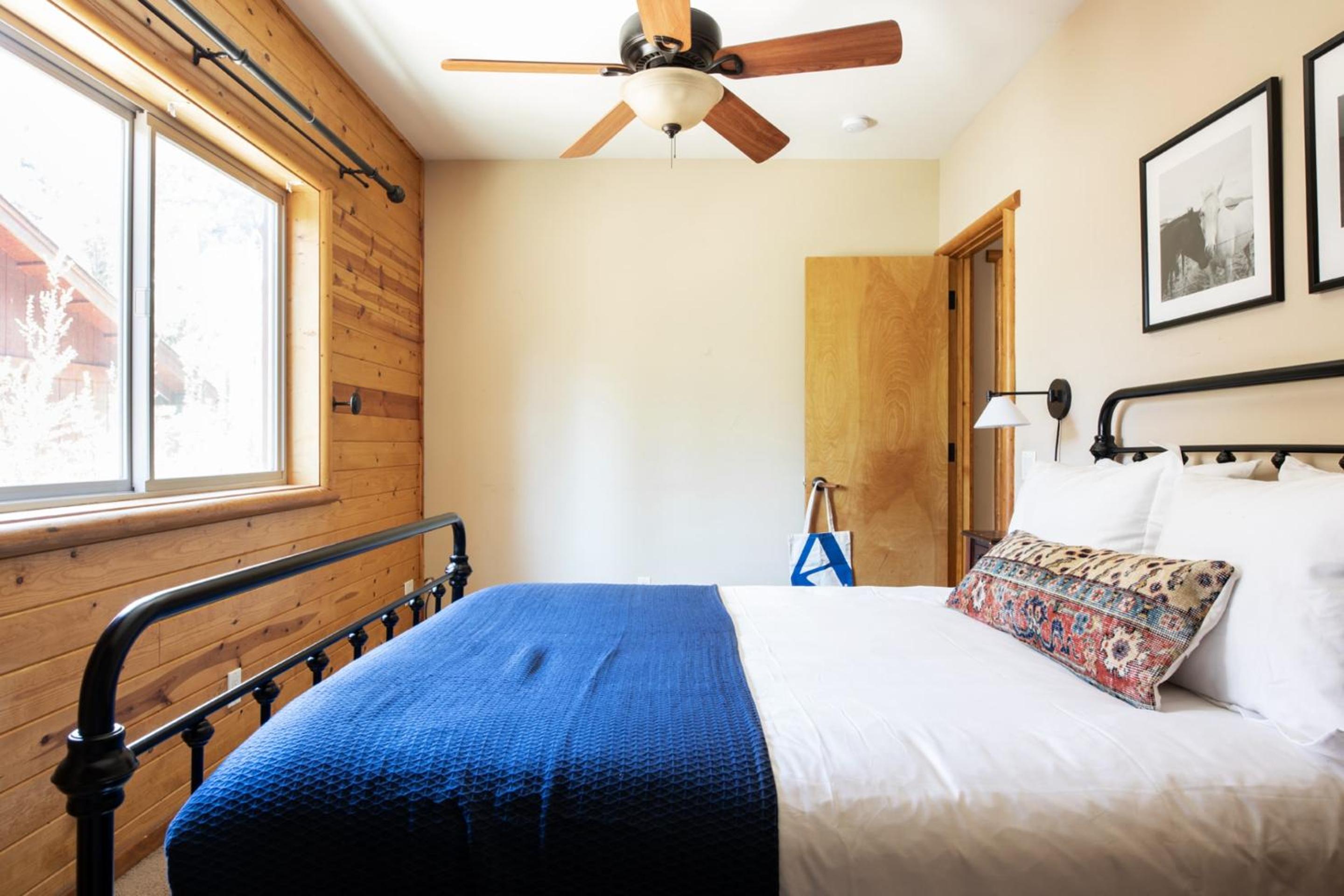 Bernard by AvantStay Luxurious Cabin in Big Bear w Hot Tub Pool Table
