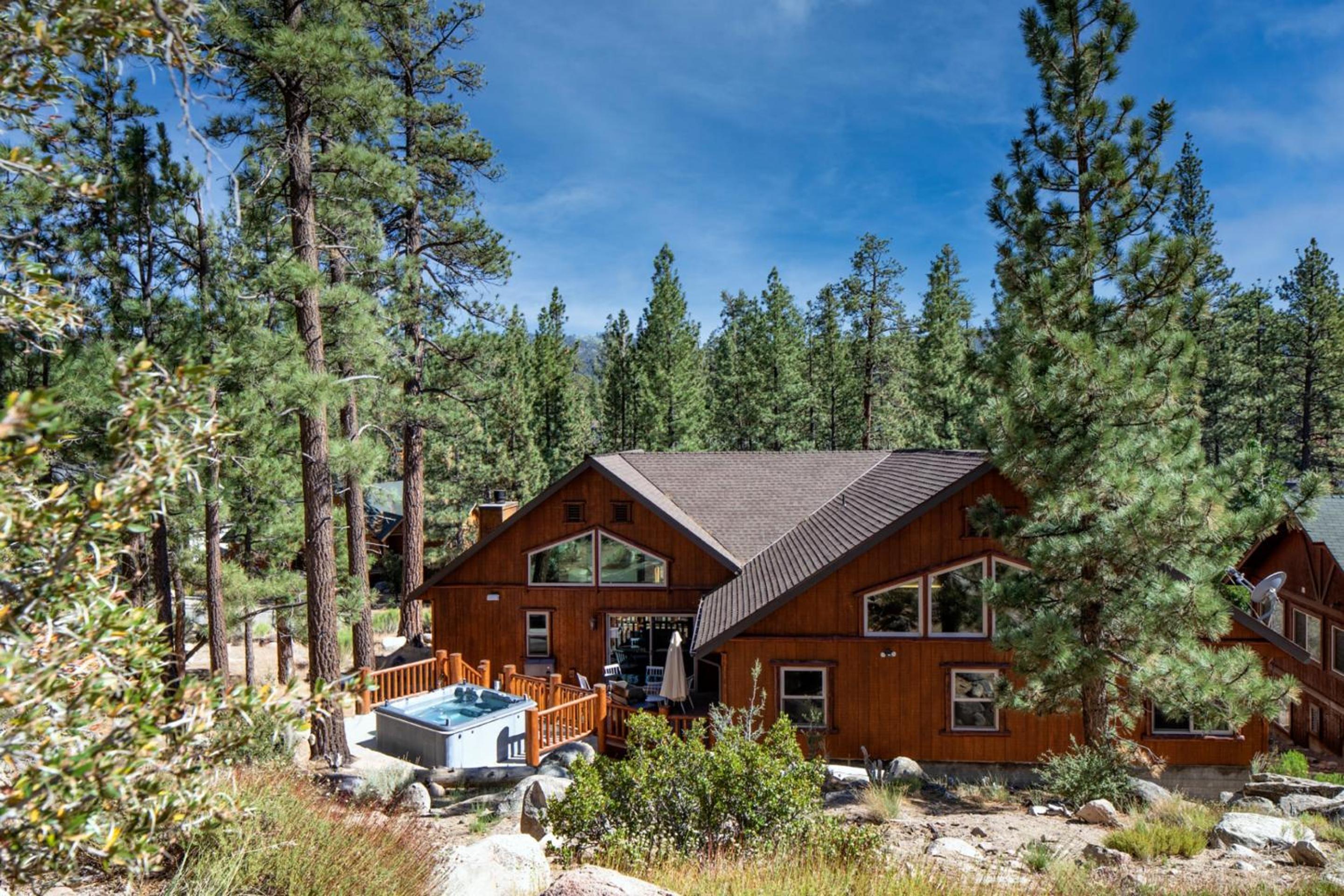 Bernard by AvantStay Luxurious Cabin in Big Bear w Hot Tub Pool Table