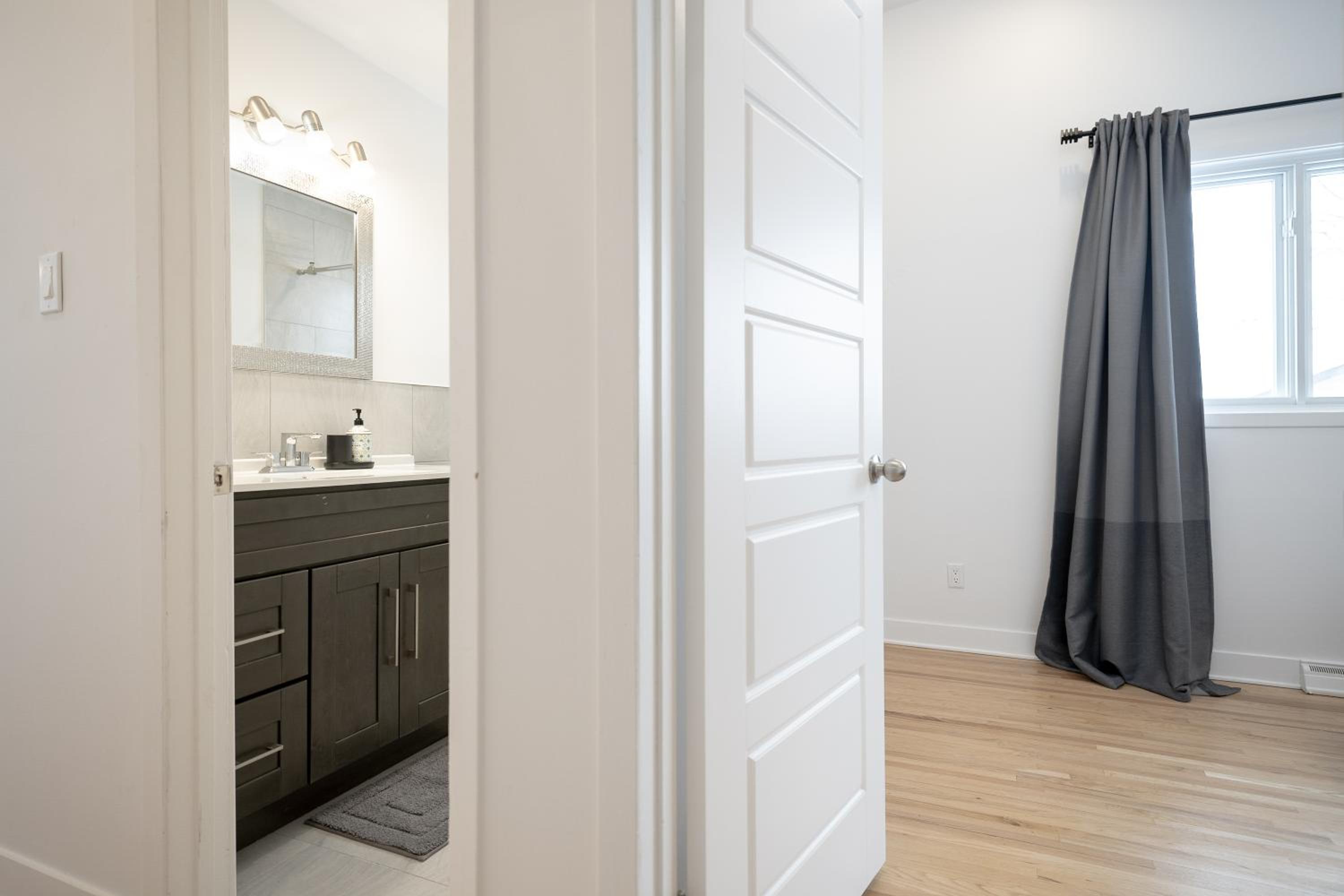 Contemporary renovated house in southshore MTL