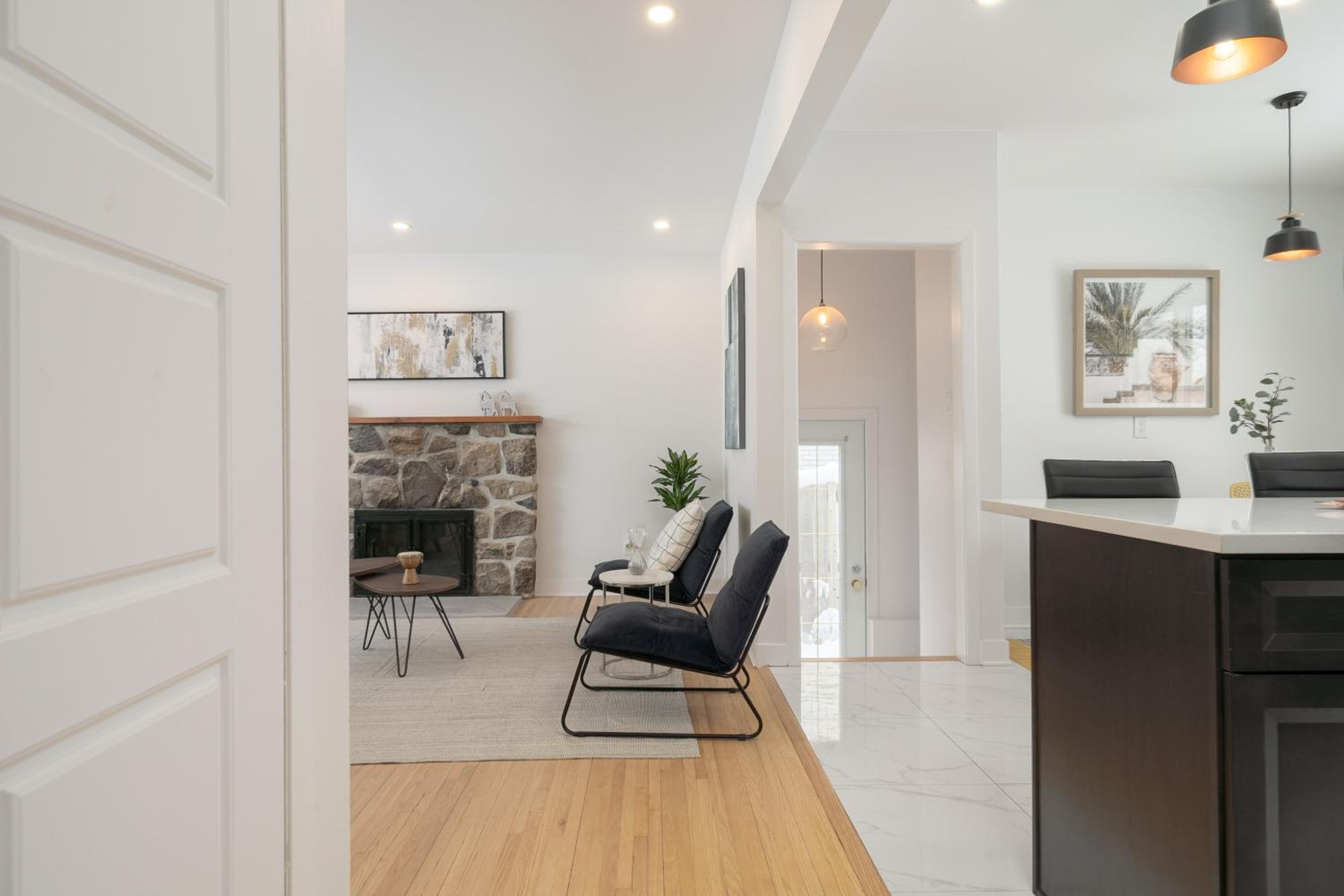 Contemporary renovated house in southshore MTL