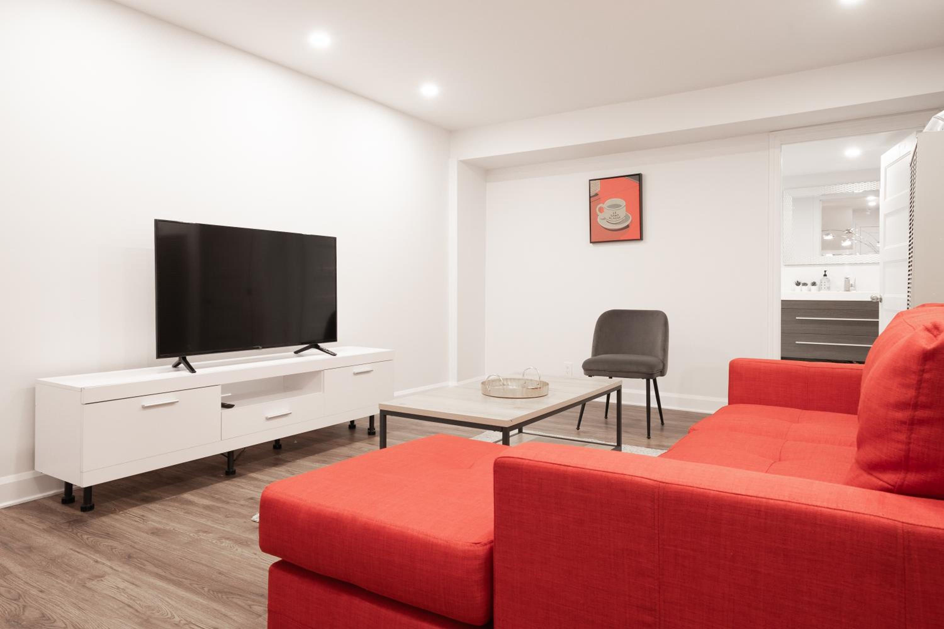 Contemporary renovated house in southshore MTL