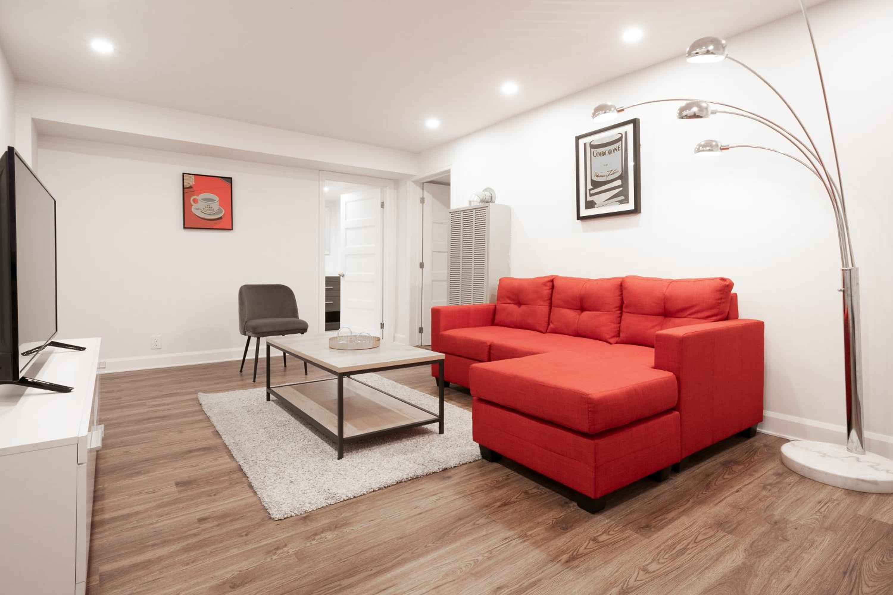 Contemporary renovated house in southshore MTL