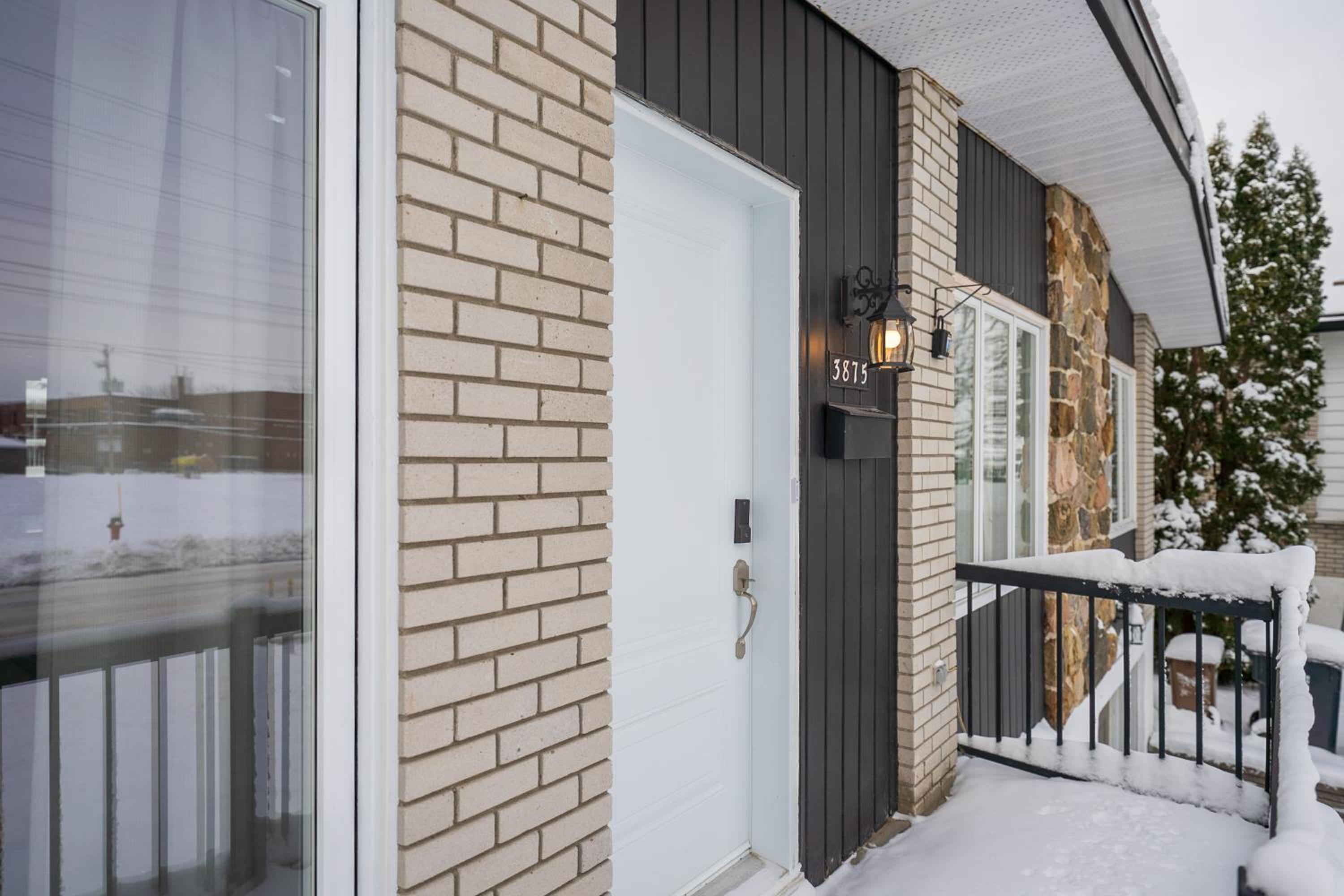 Contemporary renovated house in southshore MTL