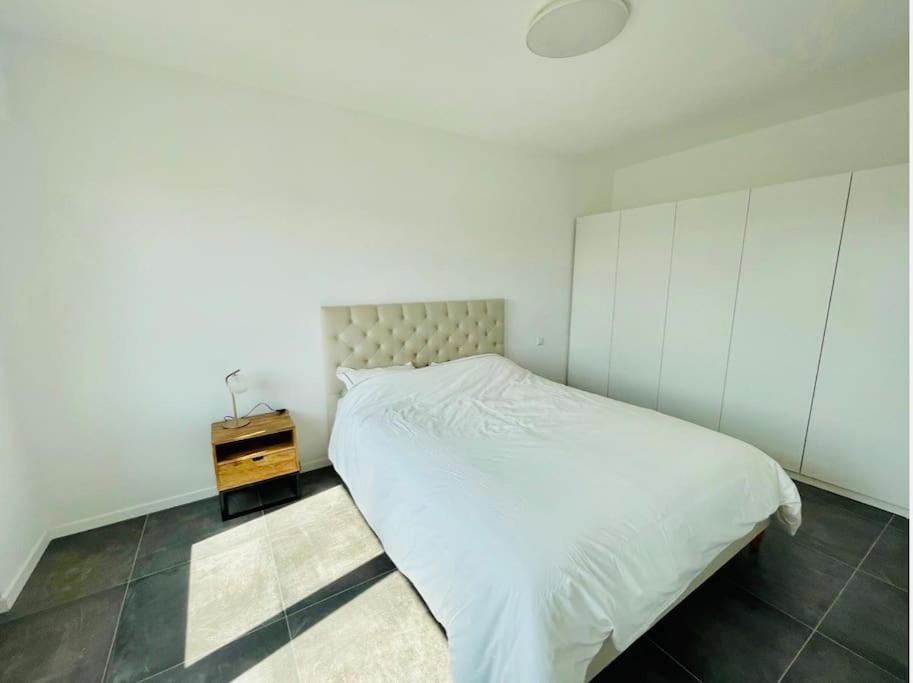 One bedroom in center with Terrace and Parking