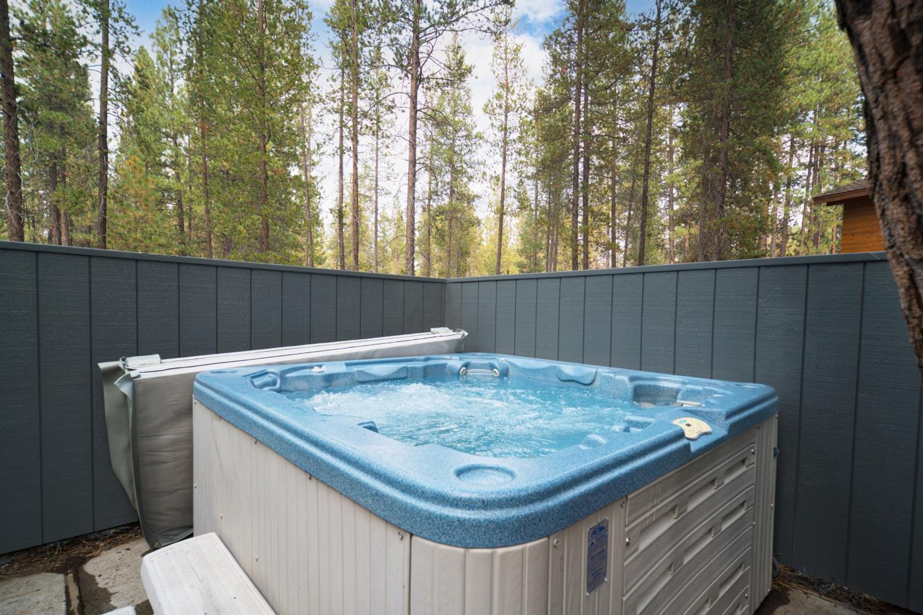 Alder by AvantStay Moody Retreat: Patio Hot Tub in Sunriver
