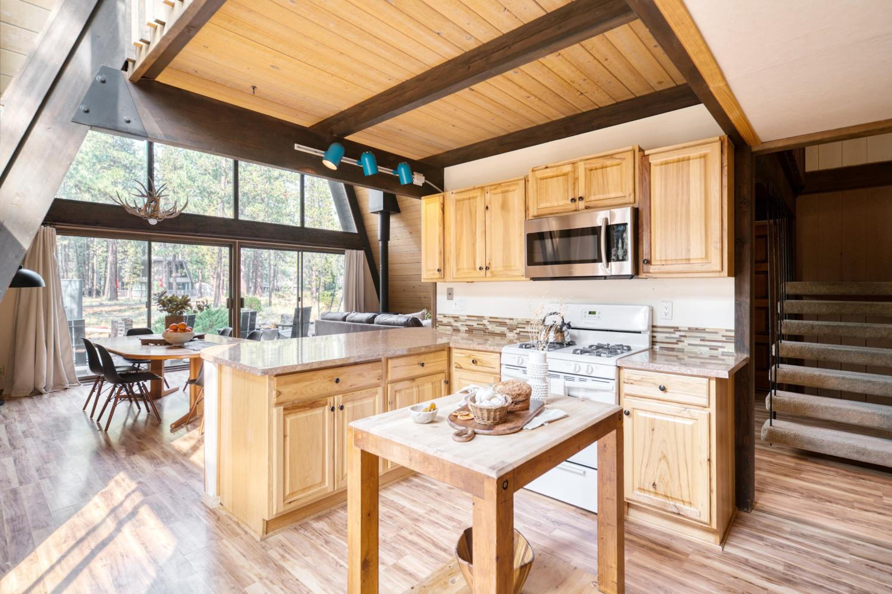 Alder by AvantStay Moody Retreat: Patio Hot Tub in Sunriver