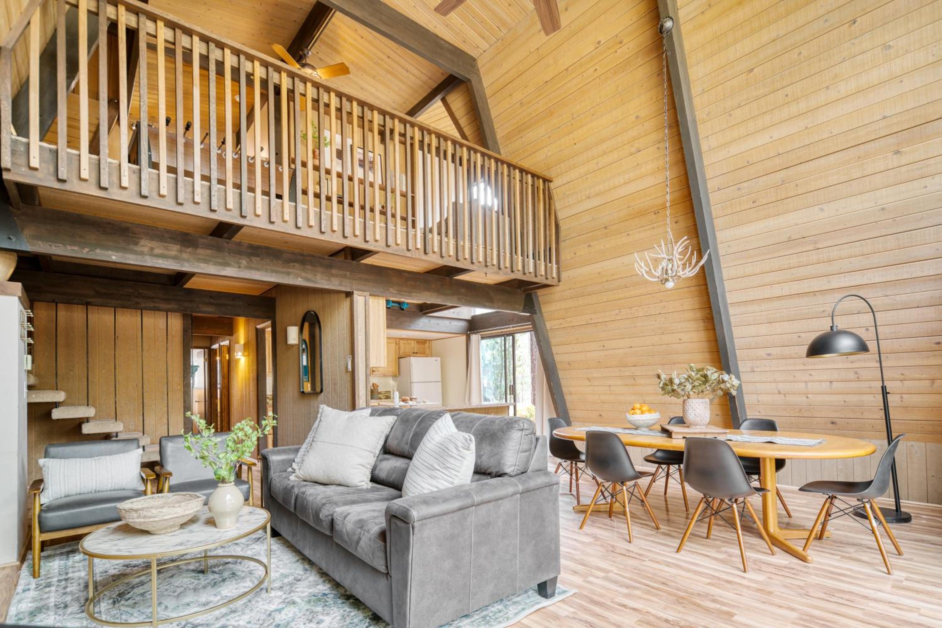 Alder by AvantStay Moody Retreat: Patio Hot Tub in Sunriver