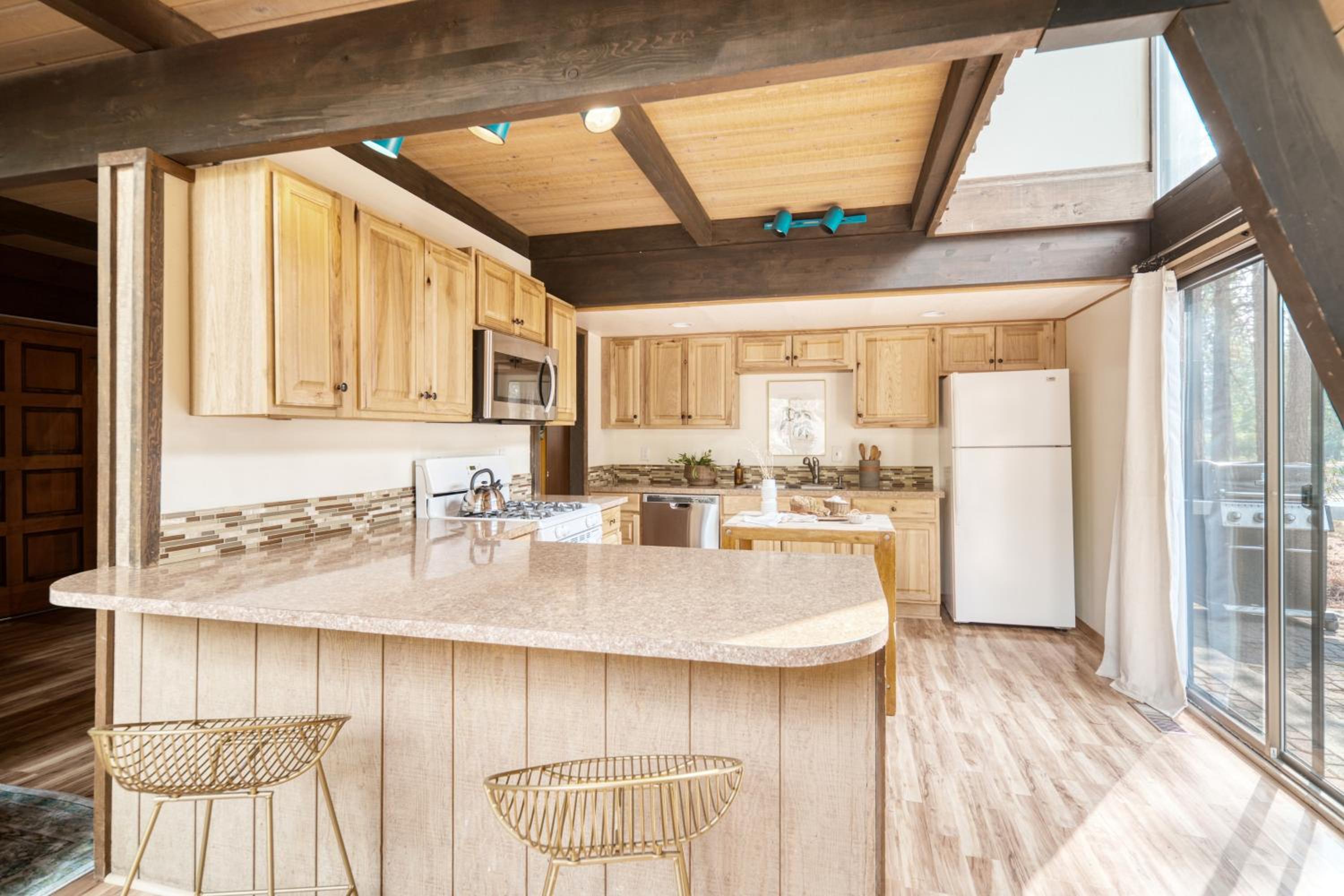 Alder by AvantStay Moody Retreat: Patio Hot Tub in Sunriver