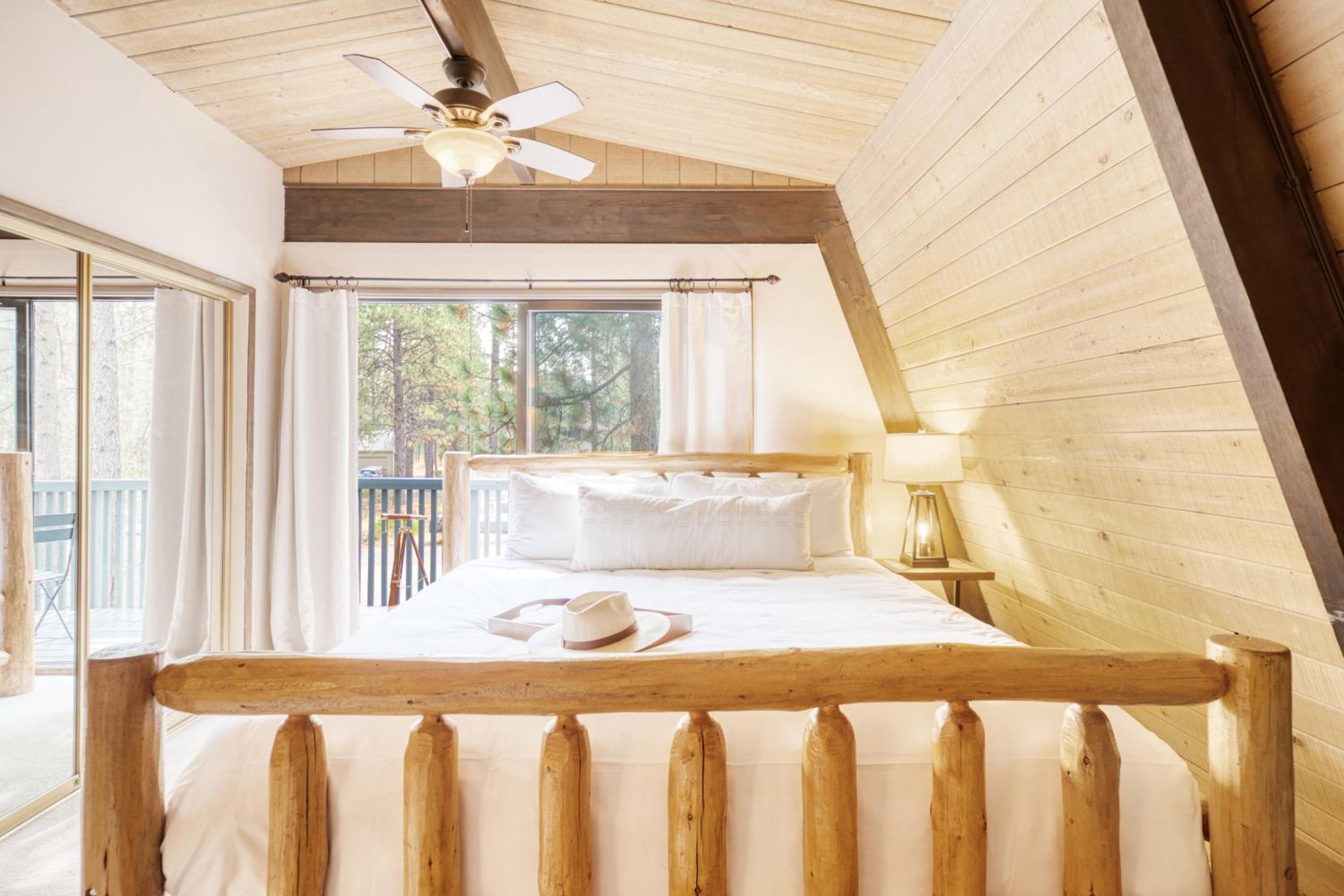 Alder by AvantStay Moody Retreat: Patio Hot Tub in Sunriver