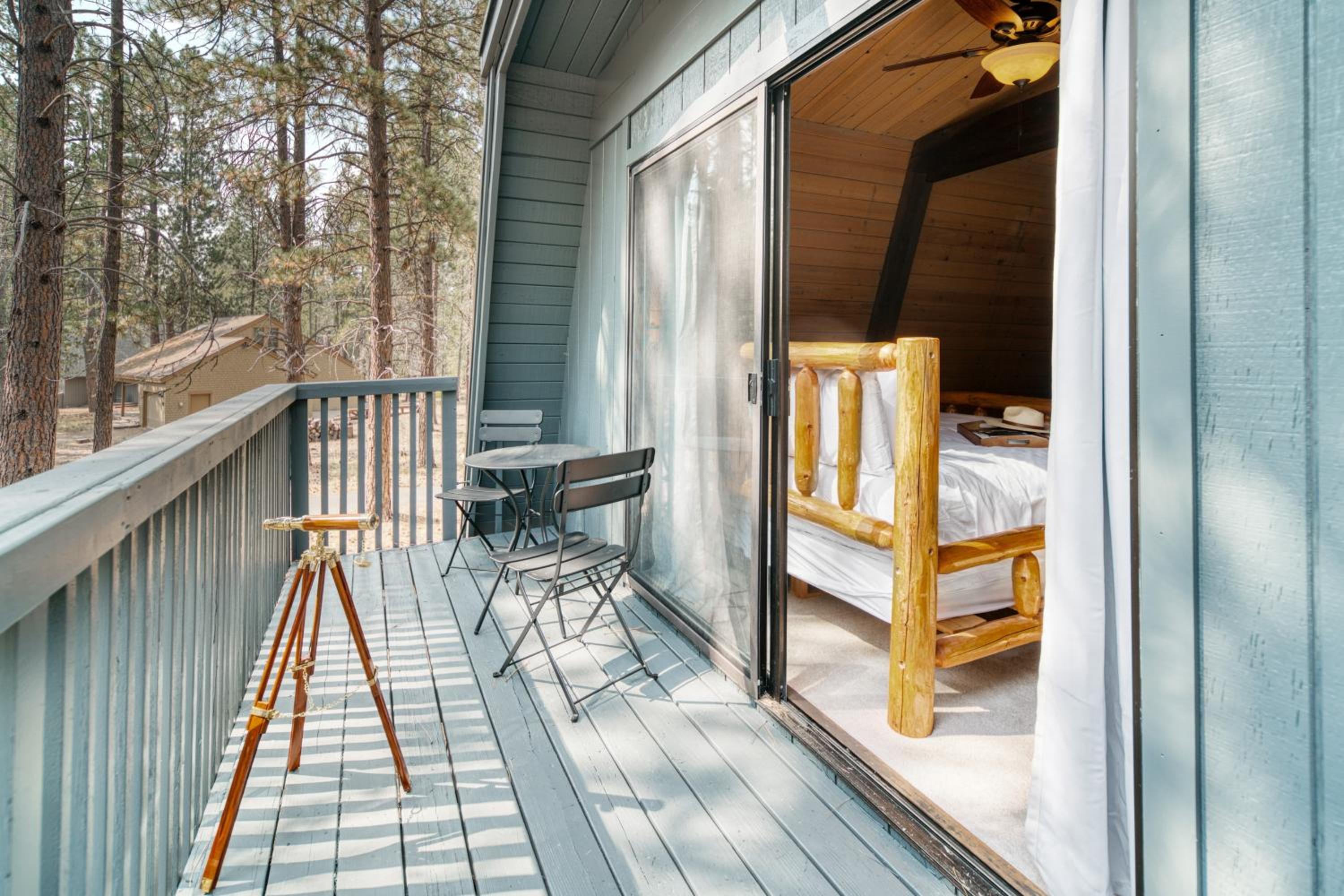 Alder by AvantStay Moody Retreat: Patio Hot Tub in Sunriver